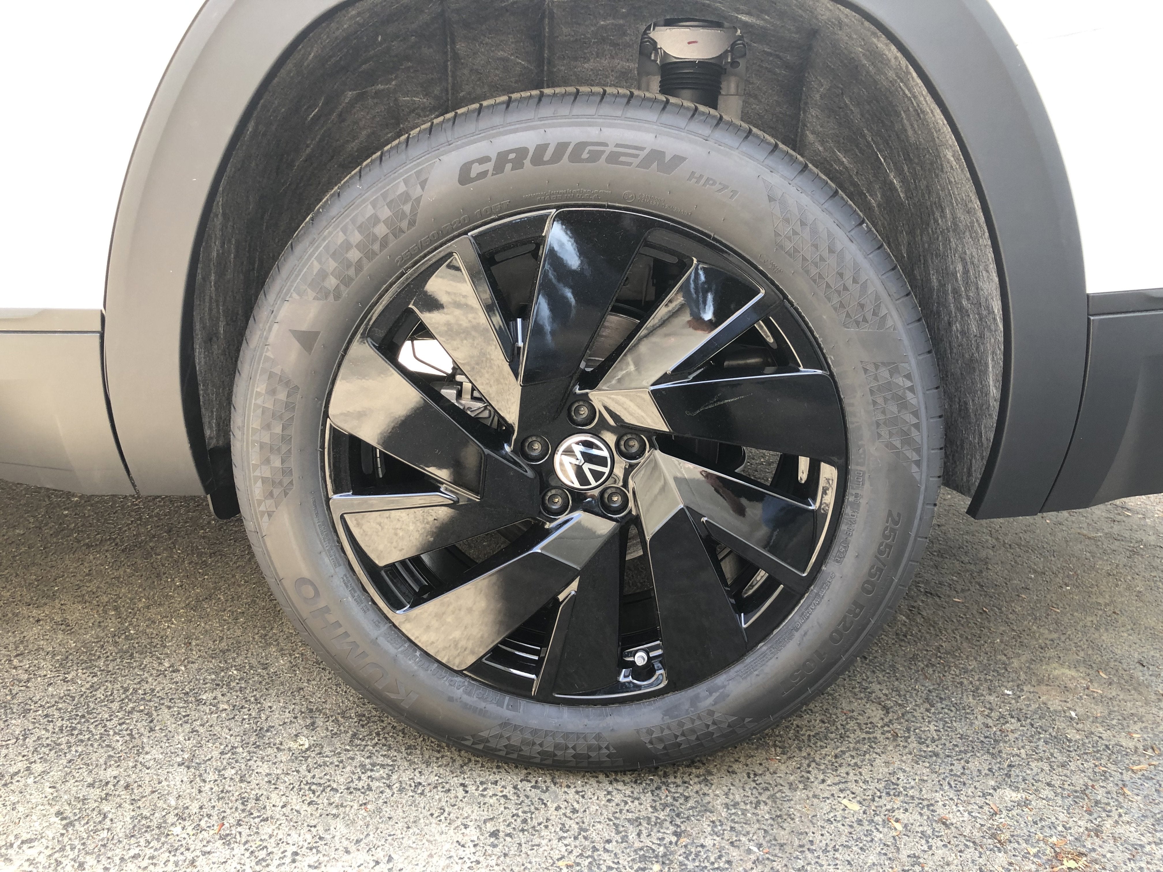 2026 Volkswagen Atlas 2.0T SE w/Technology w/panoramic sunroof and black wheel package