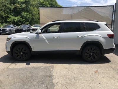 2026 Volkswagen Atlas 2.0T SE w/Technology w/panoramic sunroof and black wheel package