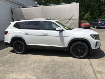 2026 Volkswagen Atlas 2.0T SE w/Technology w/panoramic sunroof and black wheel package