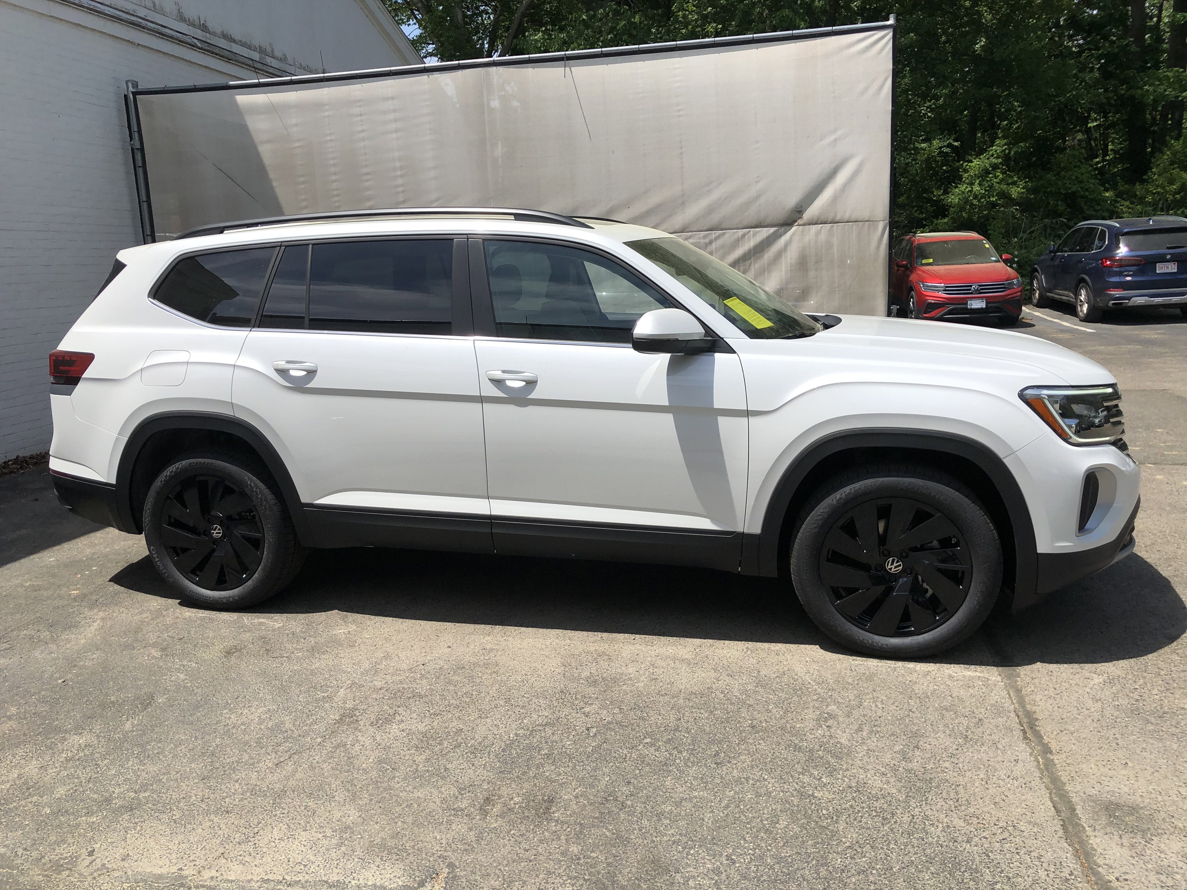 2026 Volkswagen Atlas 2.0T SE w/Technology w/panoramic sunroof and black wheel package