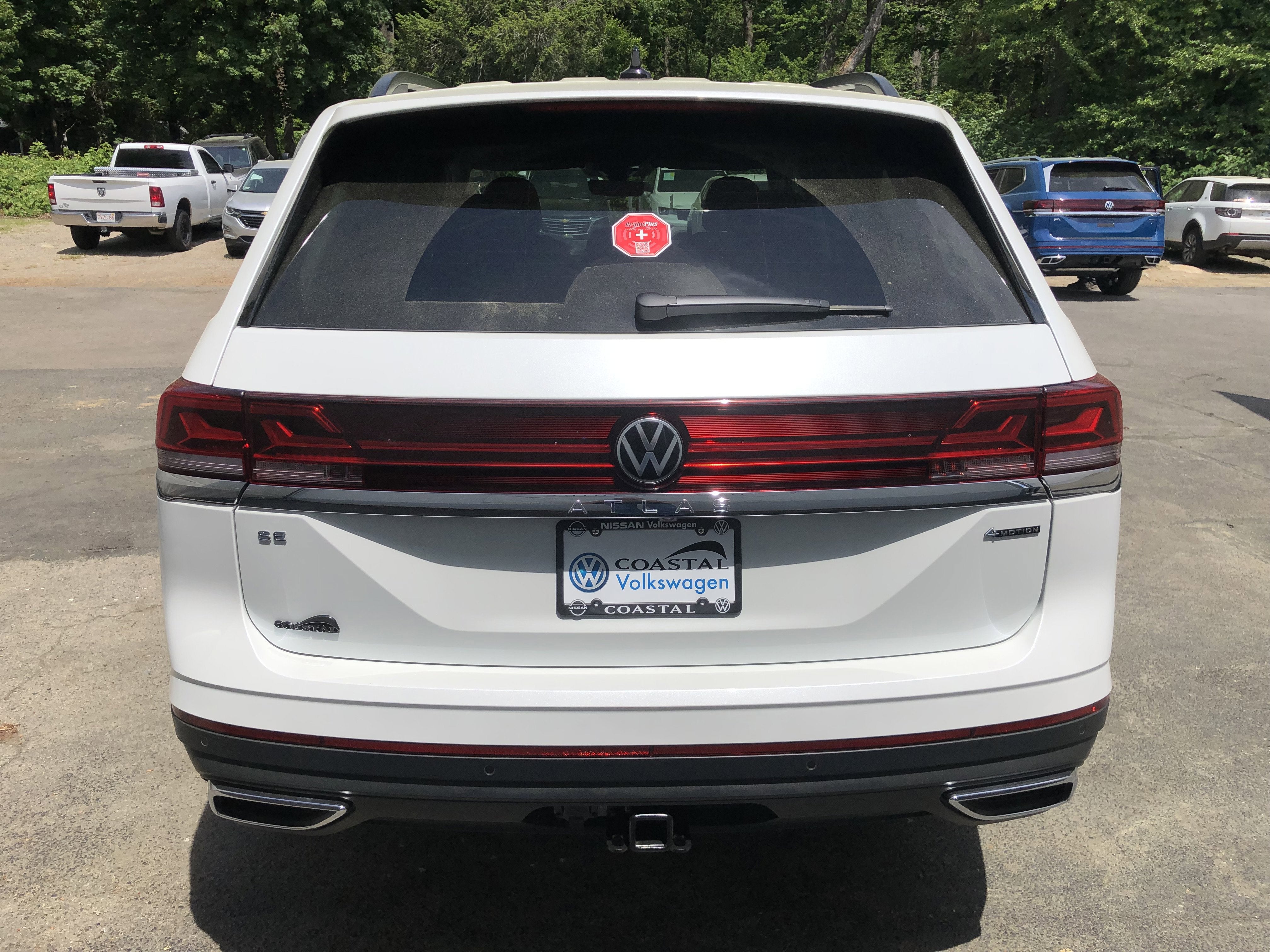 2026 Volkswagen Atlas 2.0T SE w/Technology w/panoramic sunroof and black wheel package