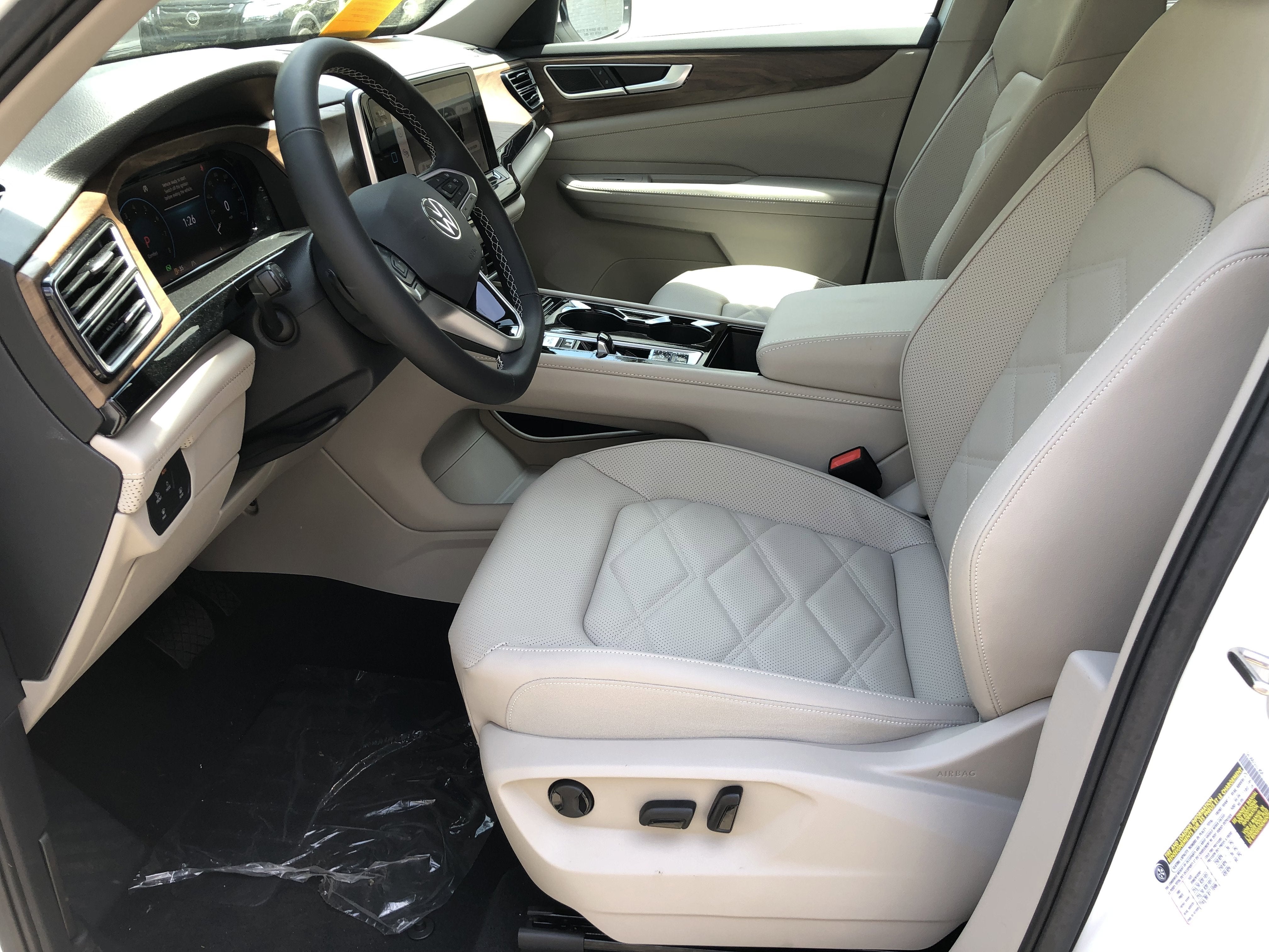 2026 Volkswagen Atlas 2.0T SE w/Technology w/panoramic sunroof and black wheel package