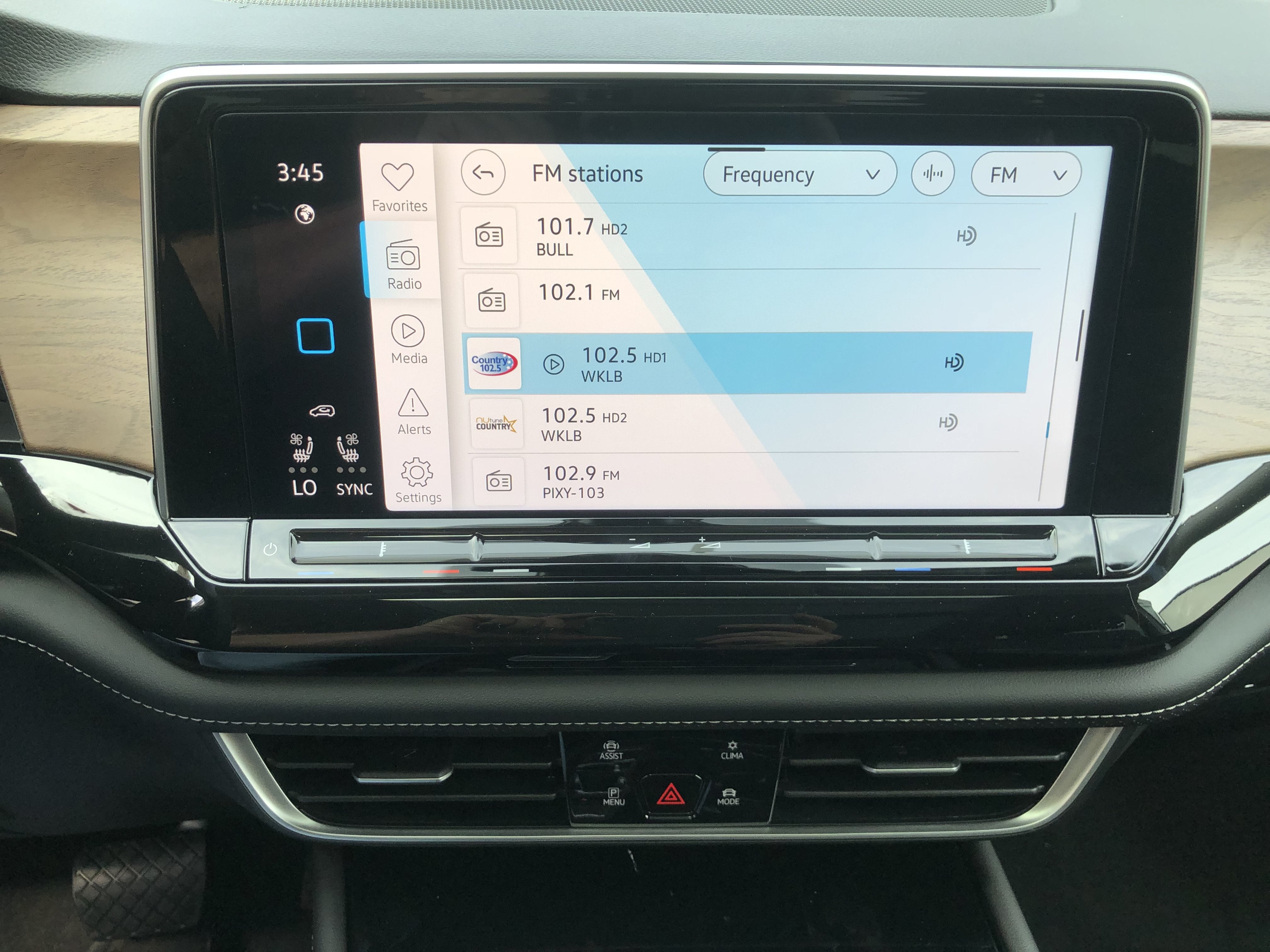 2026 Volkswagen Atlas 2.0T SE w/Technology w/panoramic sunroof and black wheel package