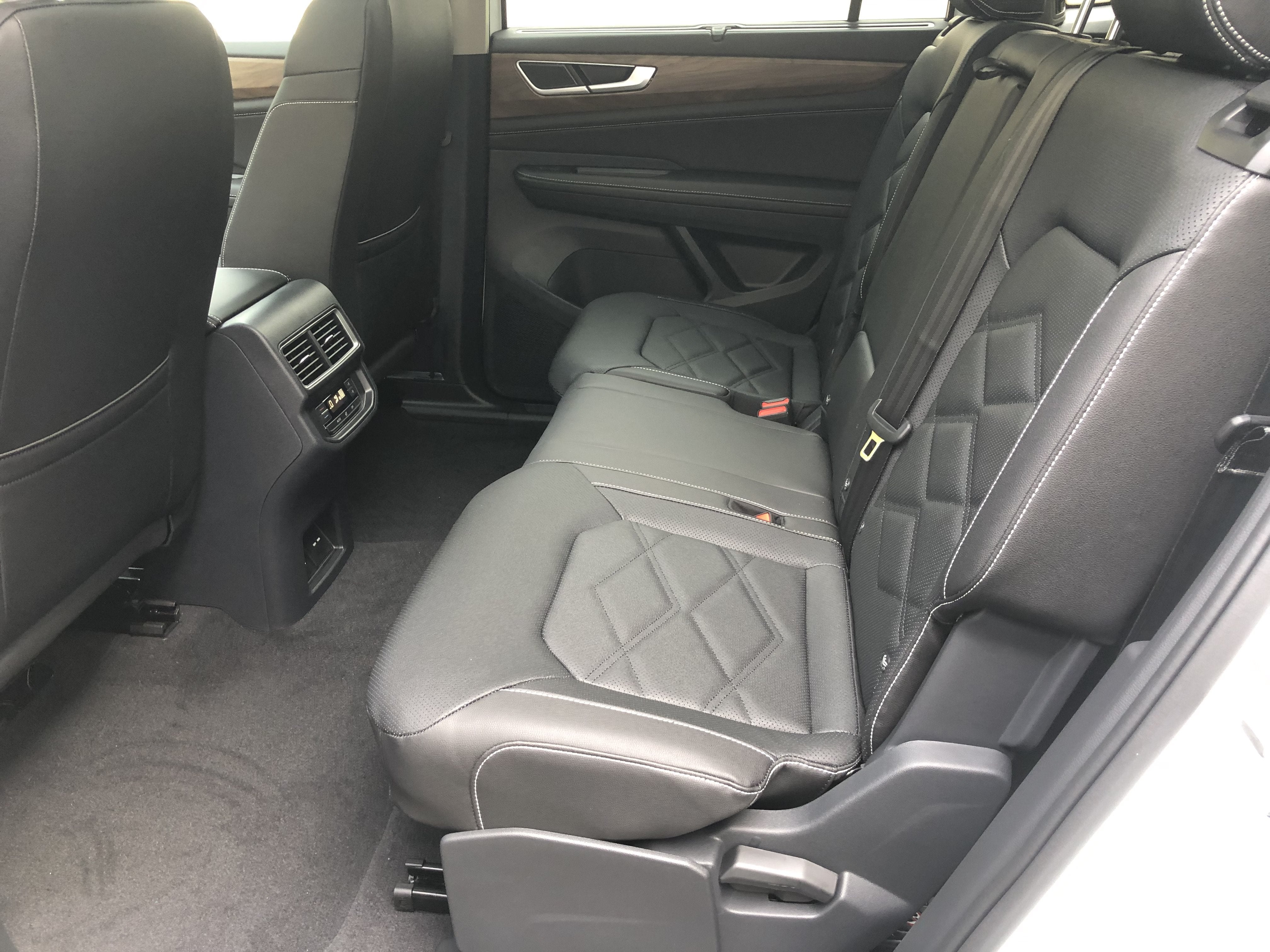 2026 Volkswagen Atlas 2.0T SE w/Technology w/panoramic sunroof and black wheel package