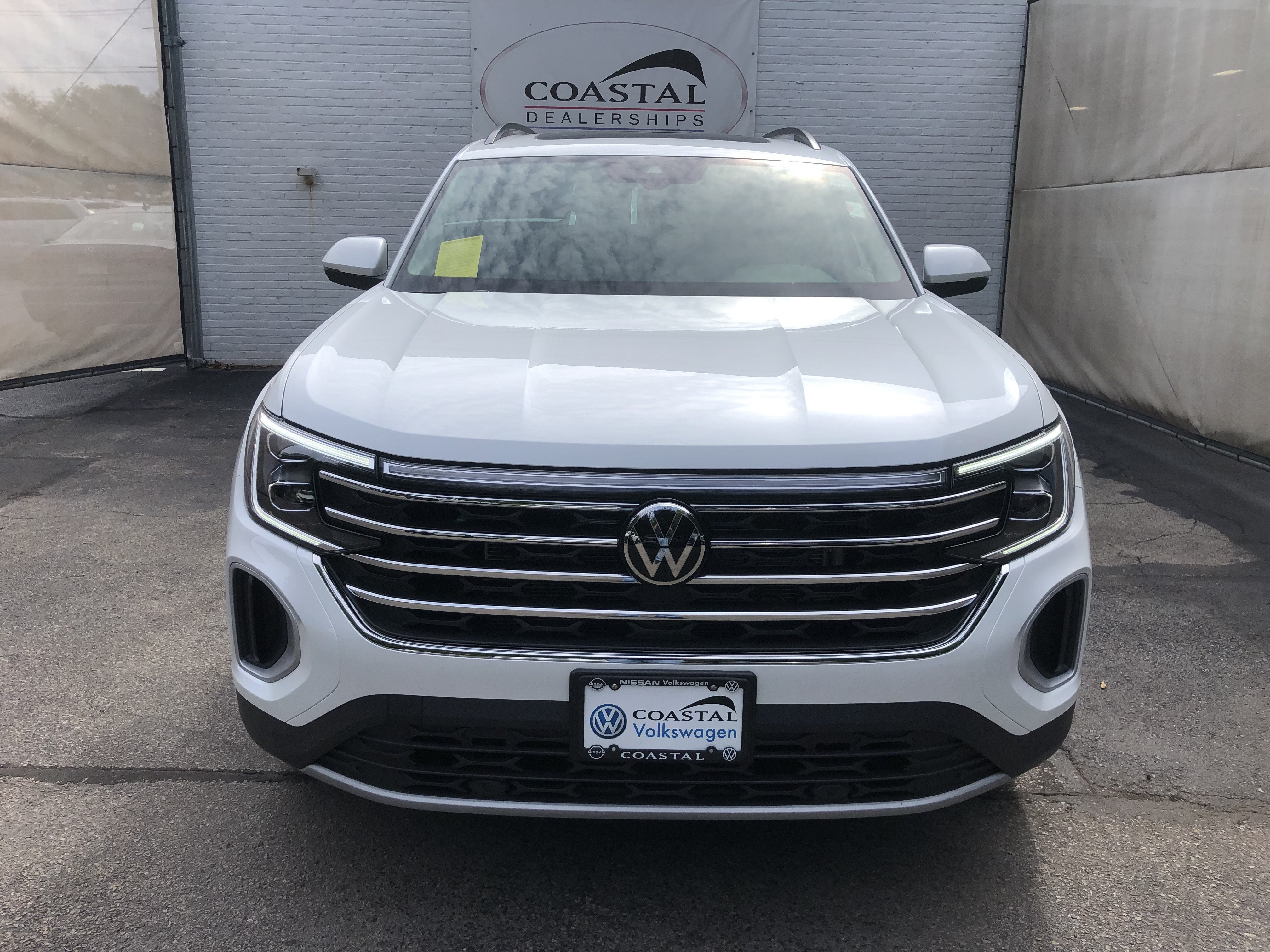 2026 Volkswagen Atlas 2.0T SE w/Technology w/panoramic sunroof and black wheel package