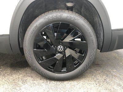 2026 Volkswagen Atlas 2.0T SE w/Technology w/panoramic sunroof and black wheel package