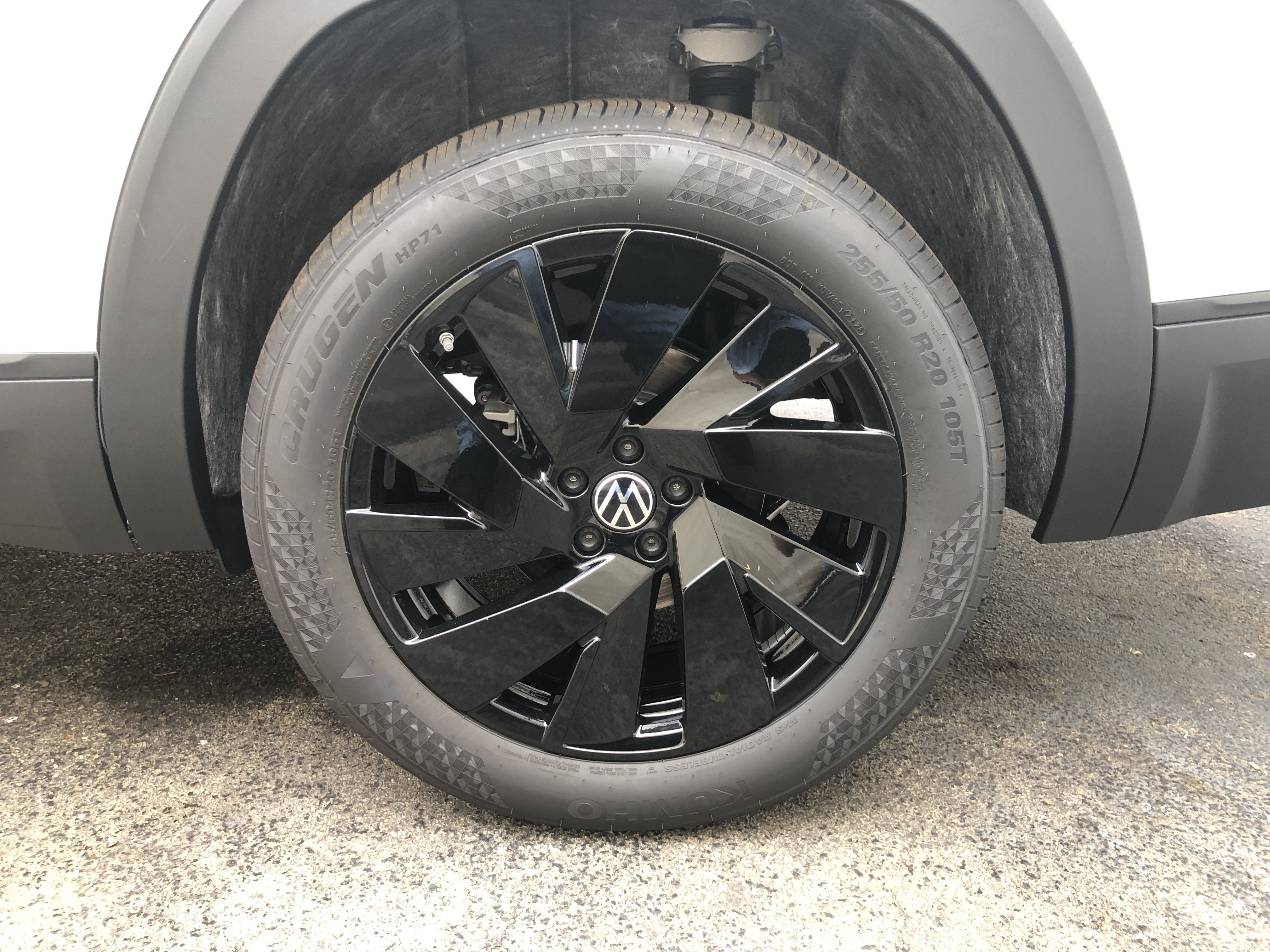 2026 Volkswagen Atlas 2.0T SE w/Technology w/panoramic sunroof and black wheel package