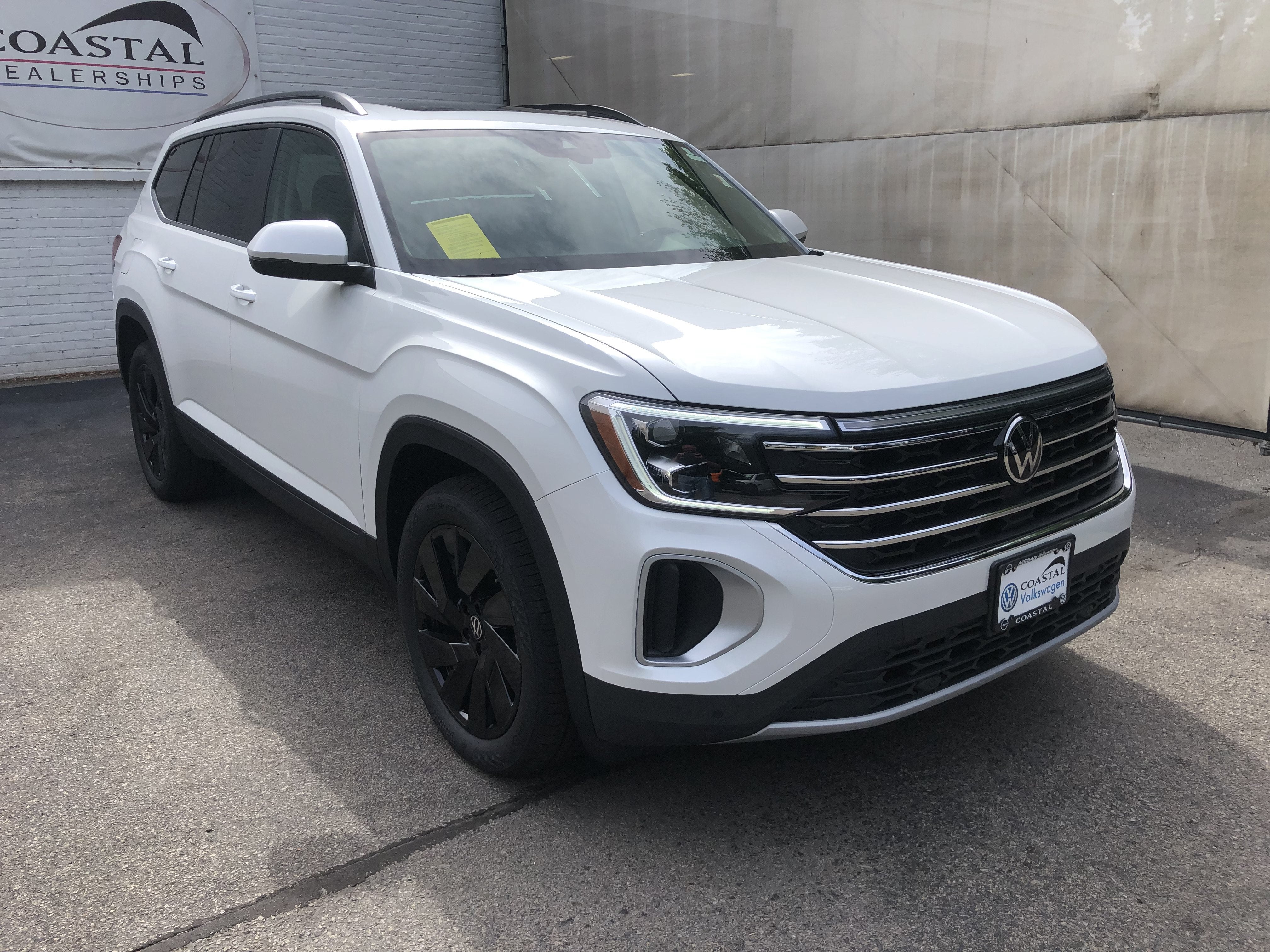 2026 Volkswagen Atlas 2.0T SE w/Technology w/panoramic sunroof and black wheel package