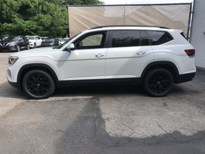 2026 Volkswagen Atlas 2.0T SE w/Technology w/panoramic sunroof and black wheel package