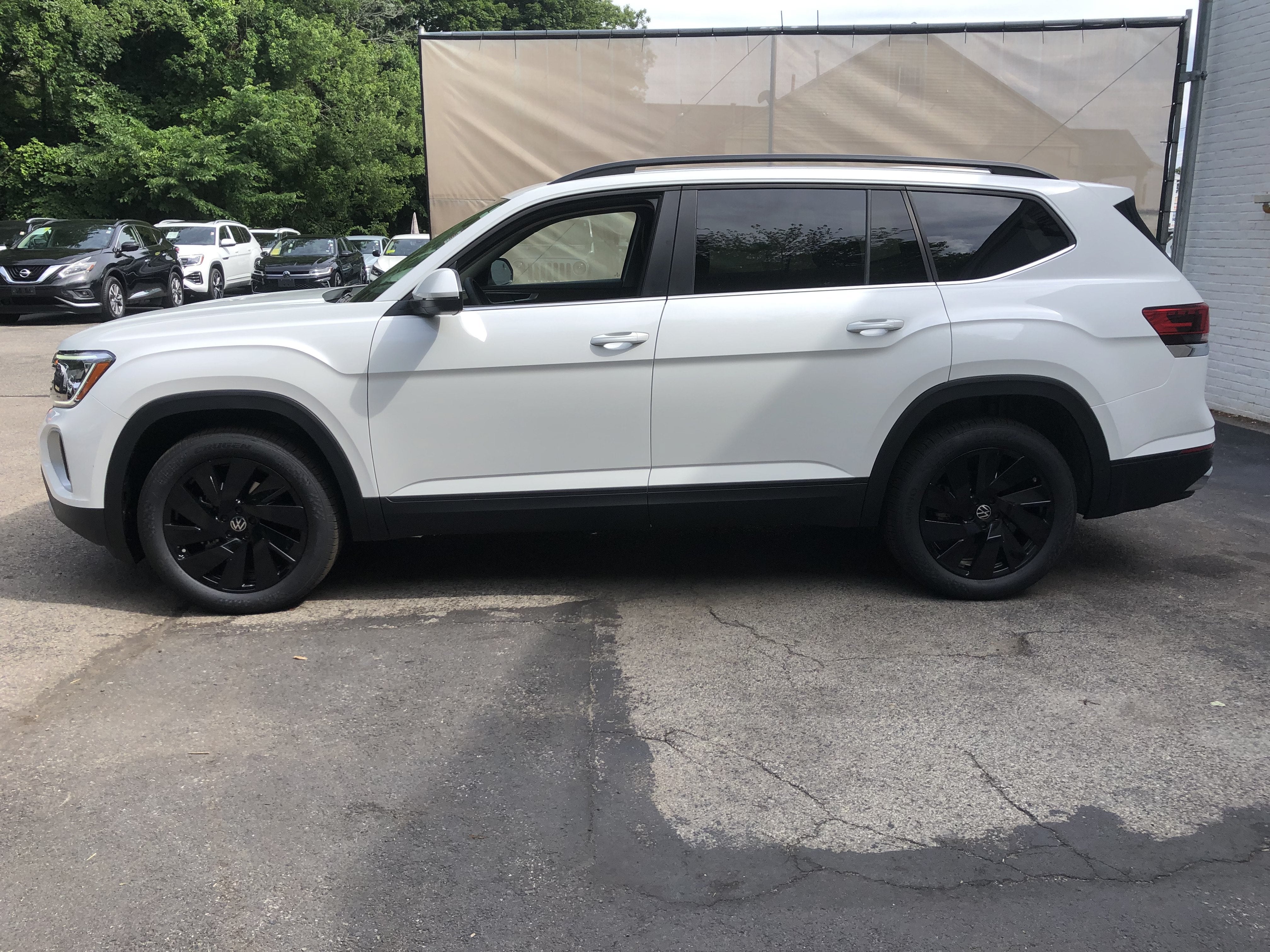 2026 Volkswagen Atlas 2.0T SE w/Technology w/panoramic sunroof and black wheel package