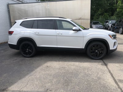 2026 Volkswagen Atlas 2.0T SE w/Technology w/panoramic sunroof and black wheel package