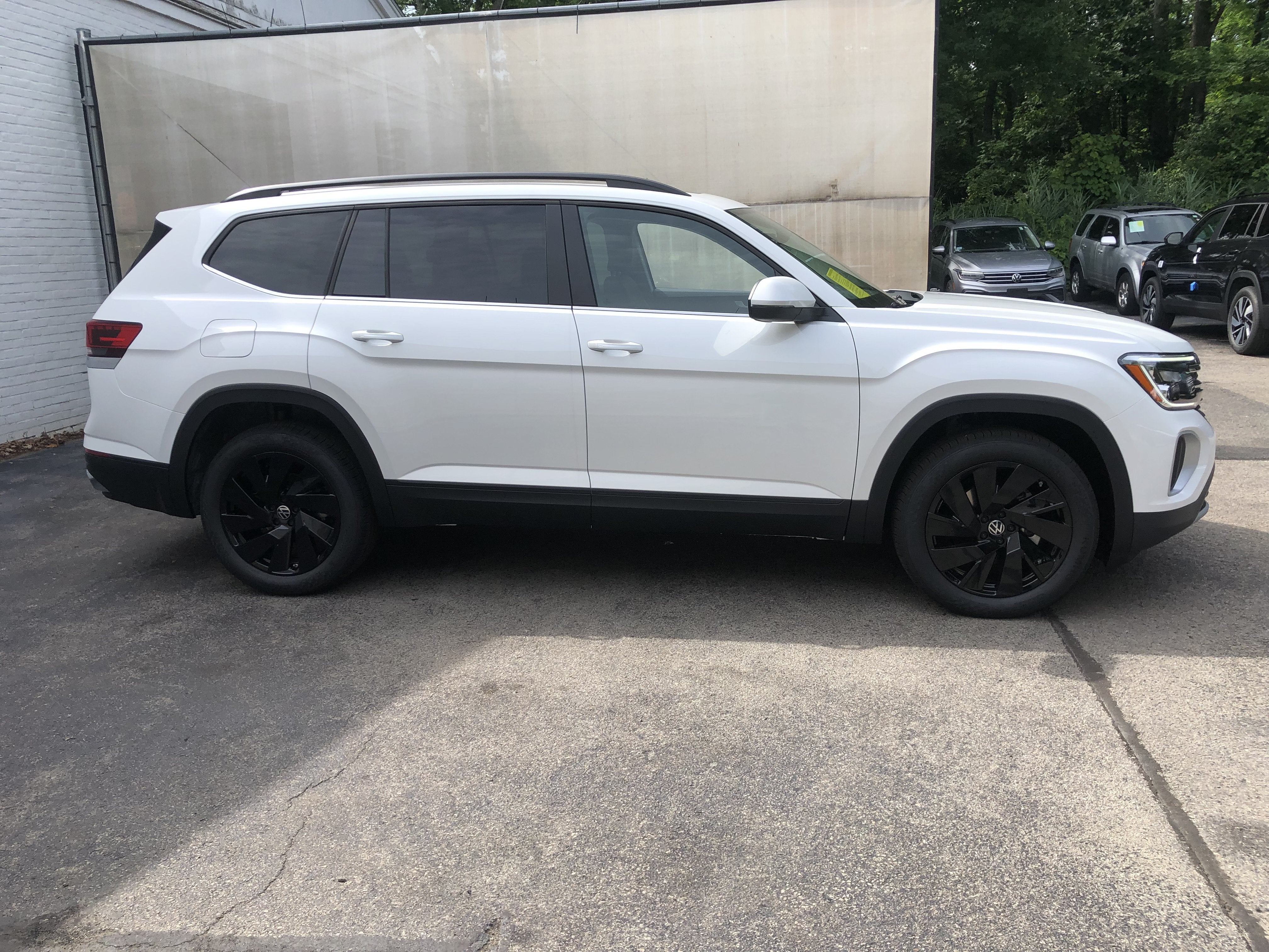 2026 Volkswagen Atlas 2.0T SE w/Technology w/panoramic sunroof and black wheel package