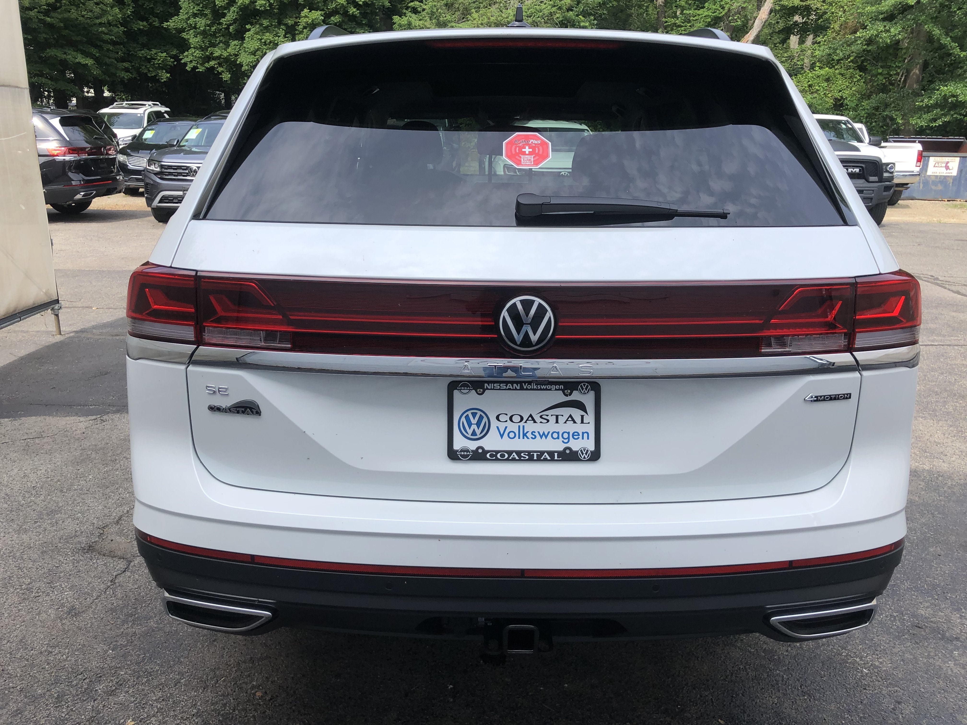 2026 Volkswagen Atlas 2.0T SE w/Technology w/panoramic sunroof and black wheel package