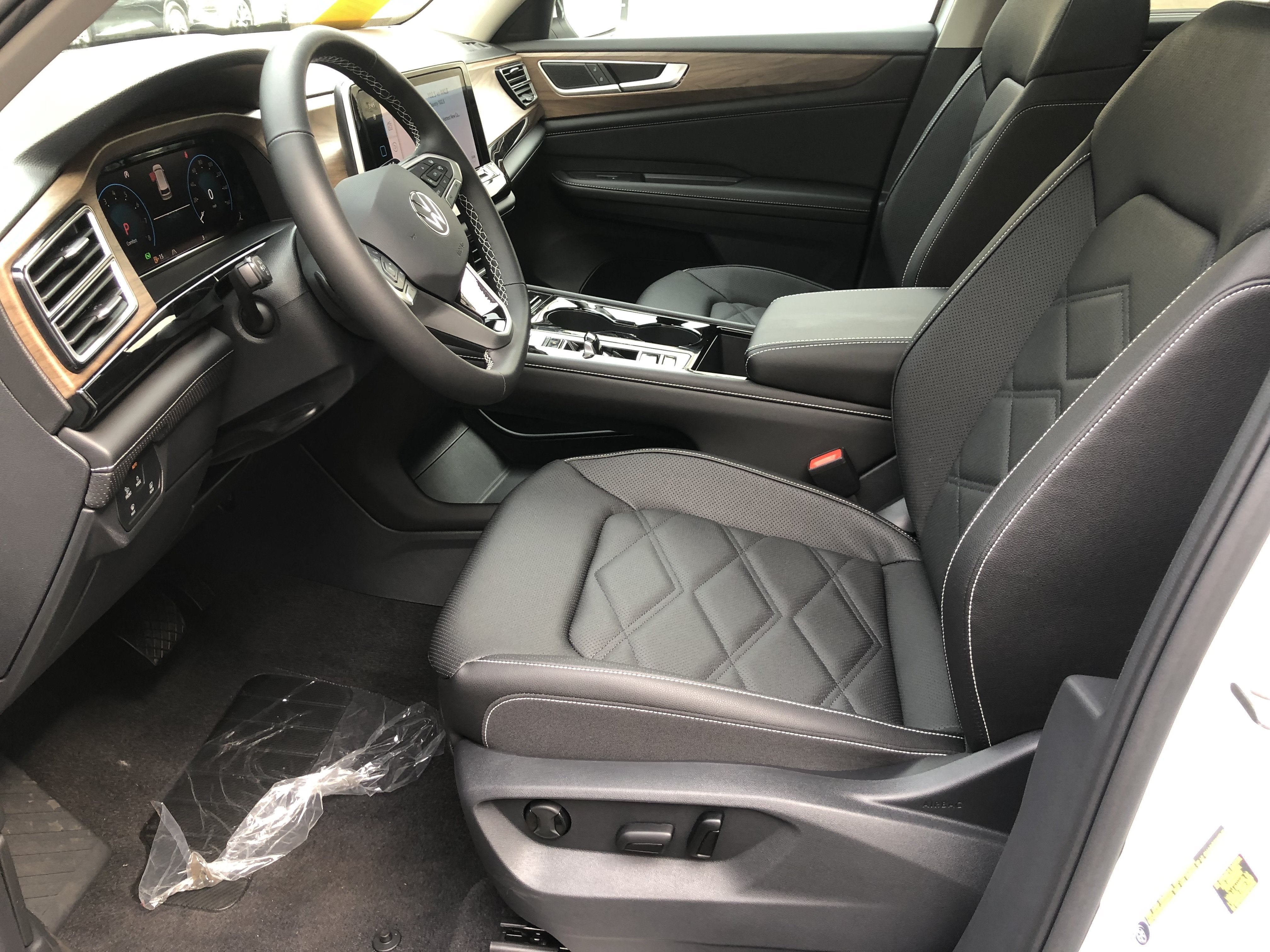 2026 Volkswagen Atlas 2.0T SE w/Technology w/panoramic sunroof and black wheel package
