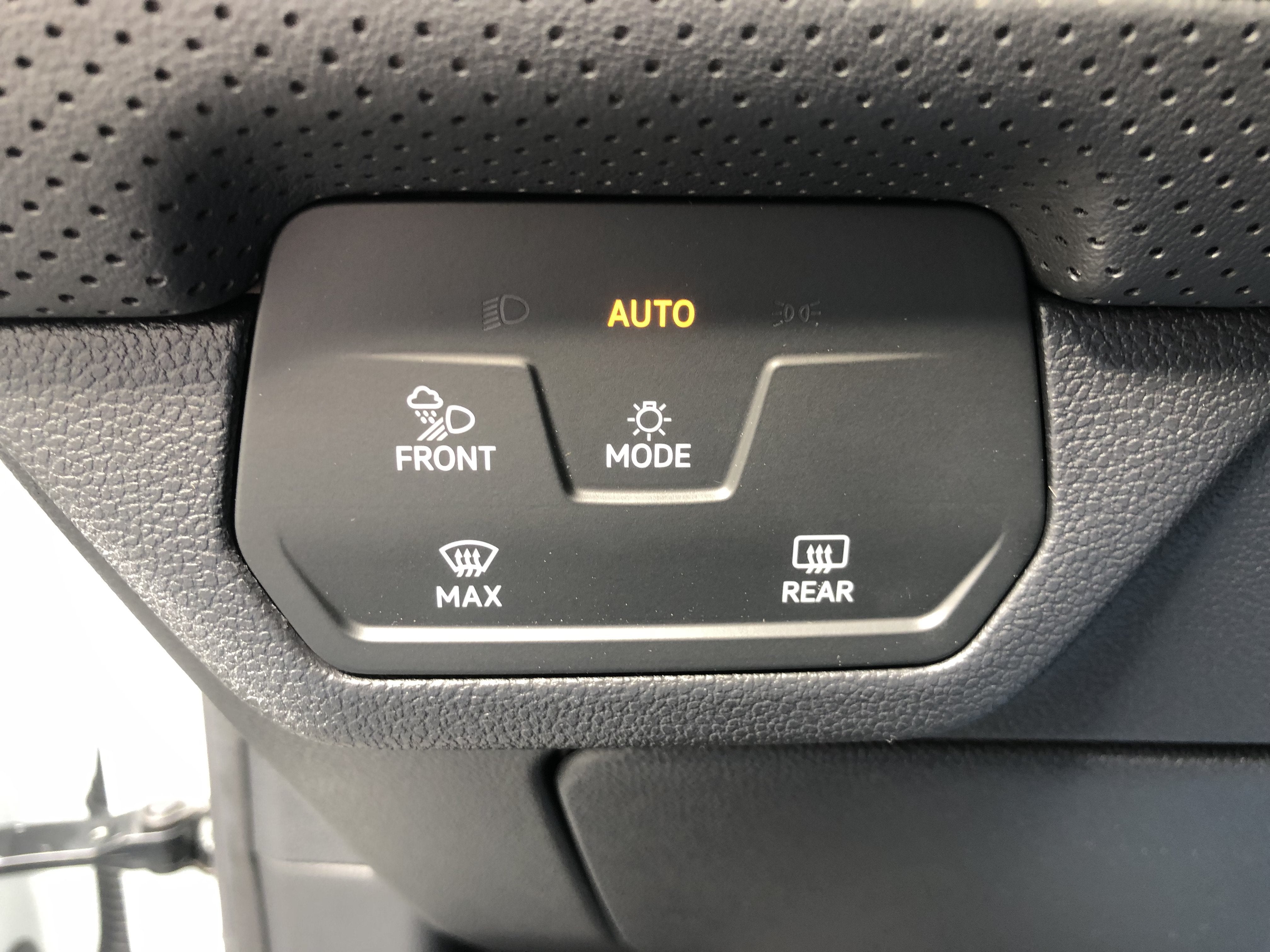 2026 Volkswagen Atlas 2.0T SE w/Technology w/panoramic sunroof and black wheel package