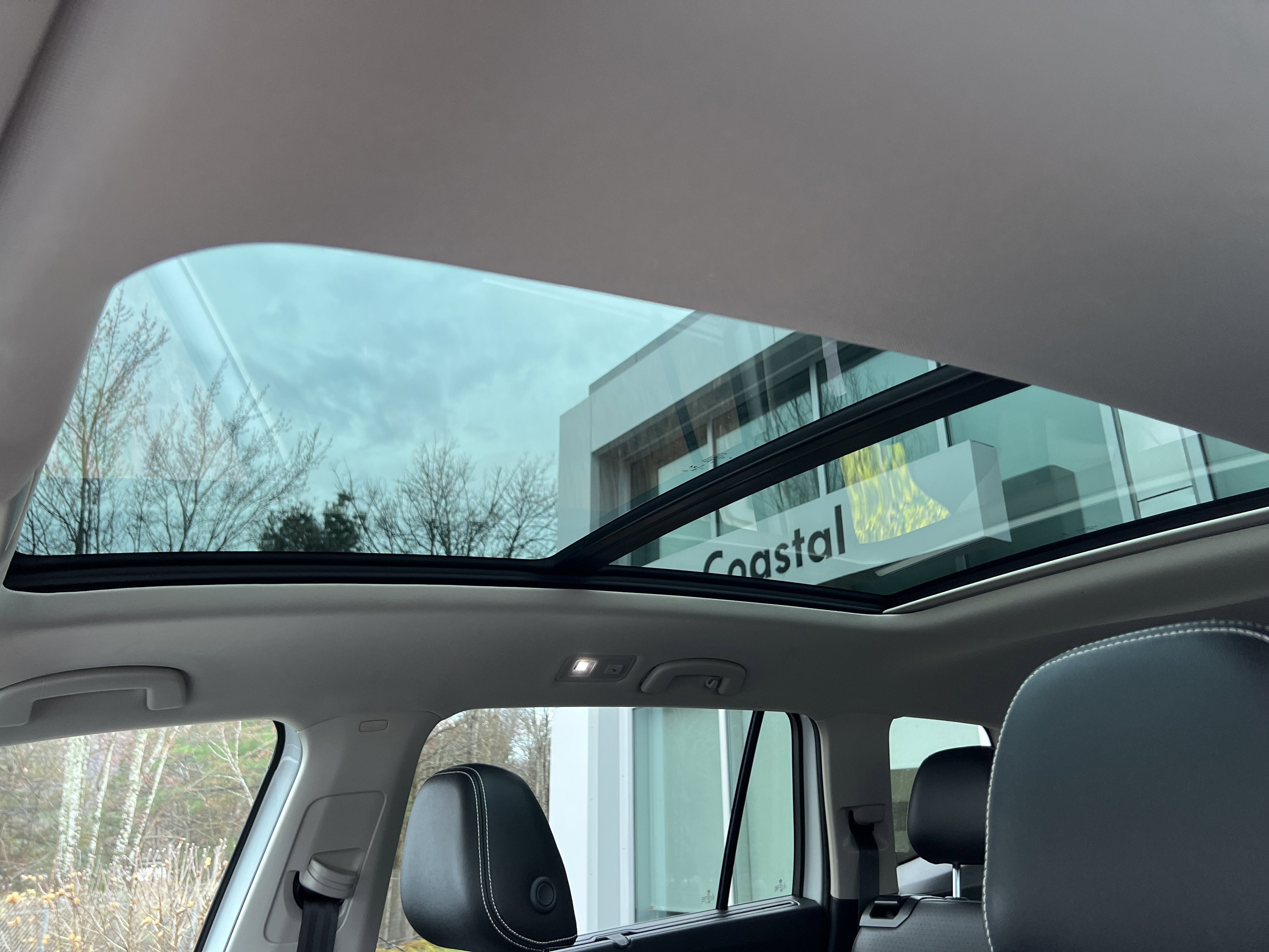 2023 Volkswagen Atlas 2.0T SE w/Technology w/panoramic sunroof