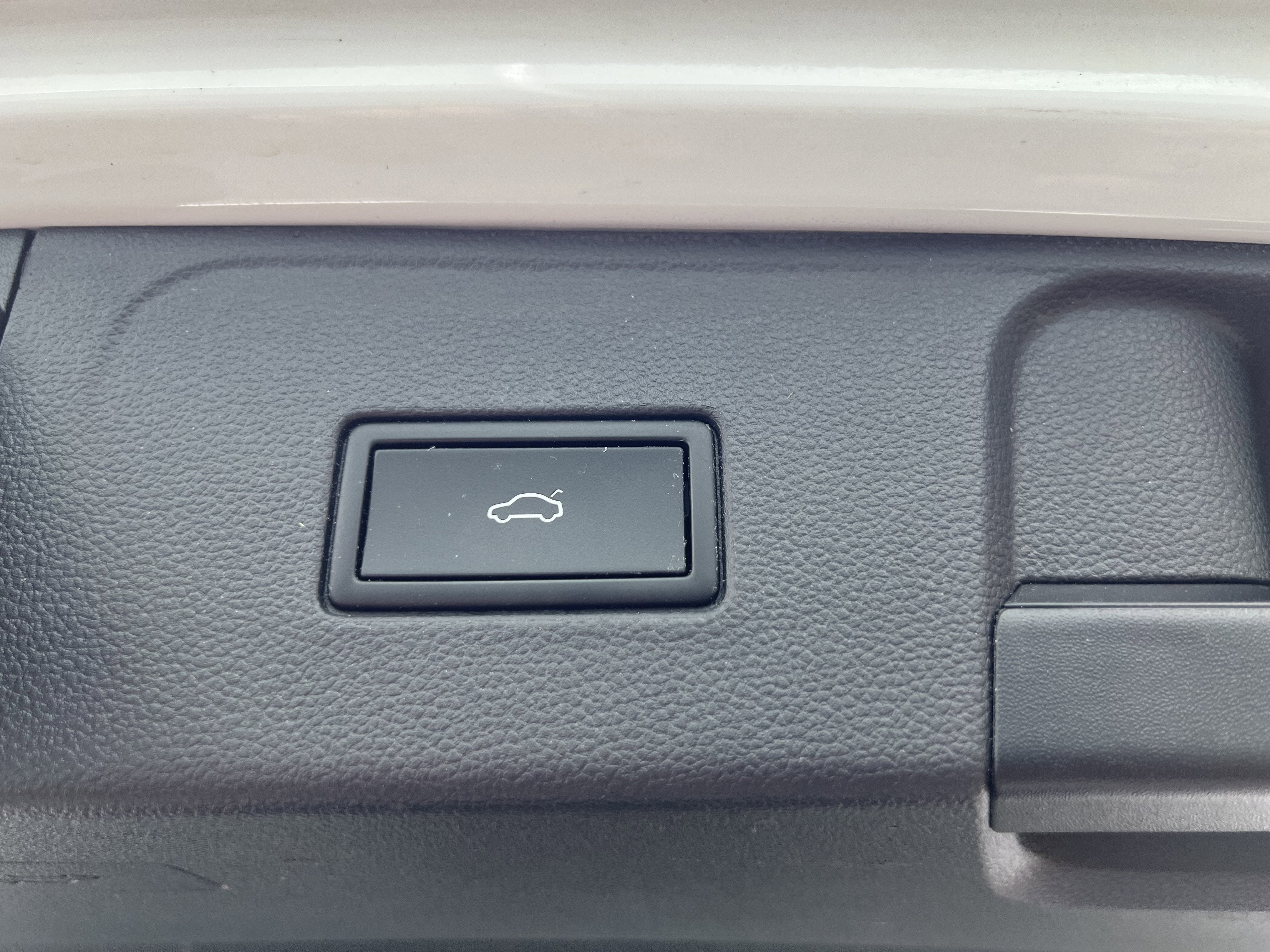 2023 Volkswagen Atlas 2.0T SE w/Technology w/panoramic sunroof