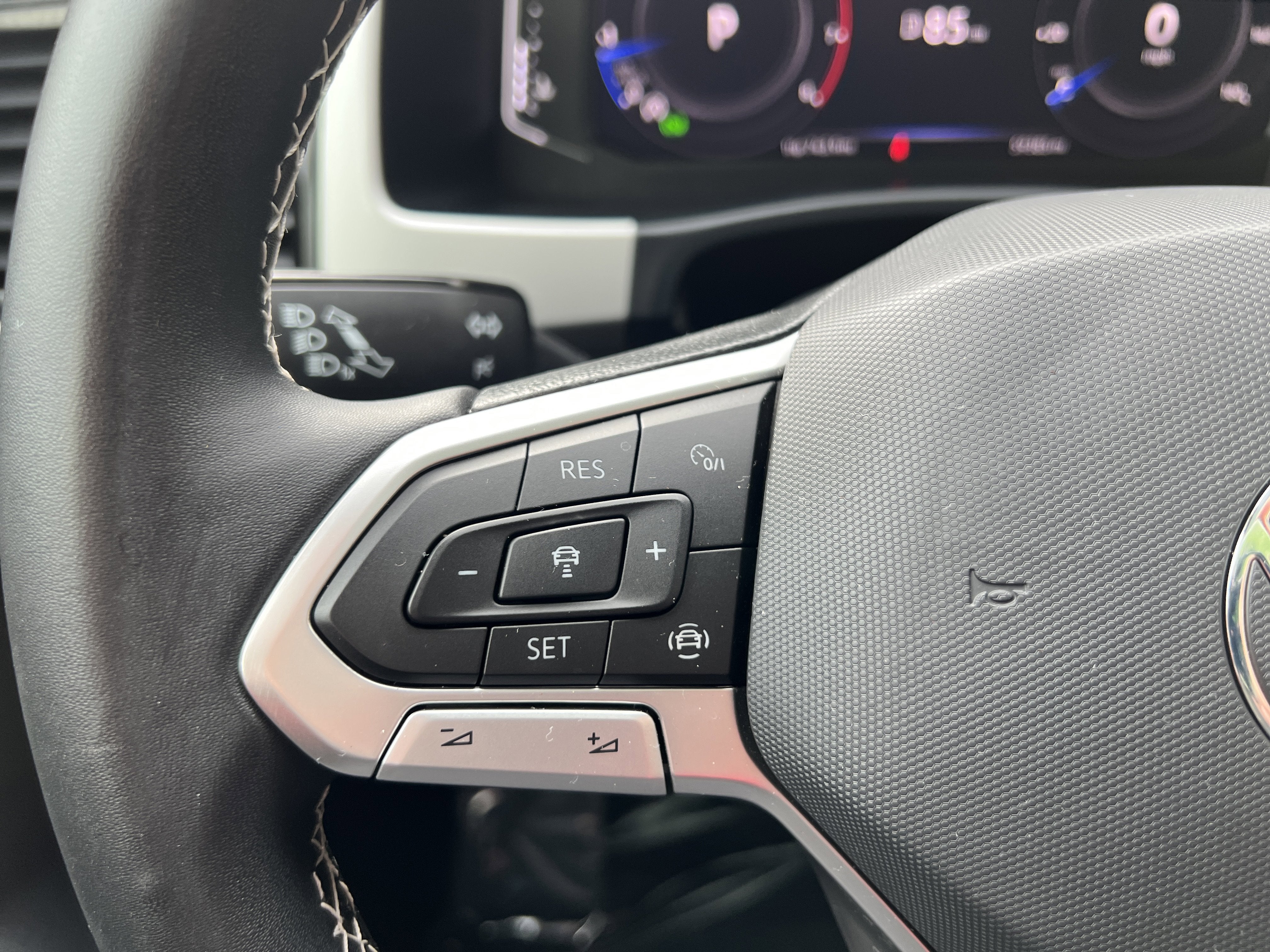 2022 Volkswagen Atlas 2.0T SE w/Technology w/Captains Chairs and Panoramic Sunroof