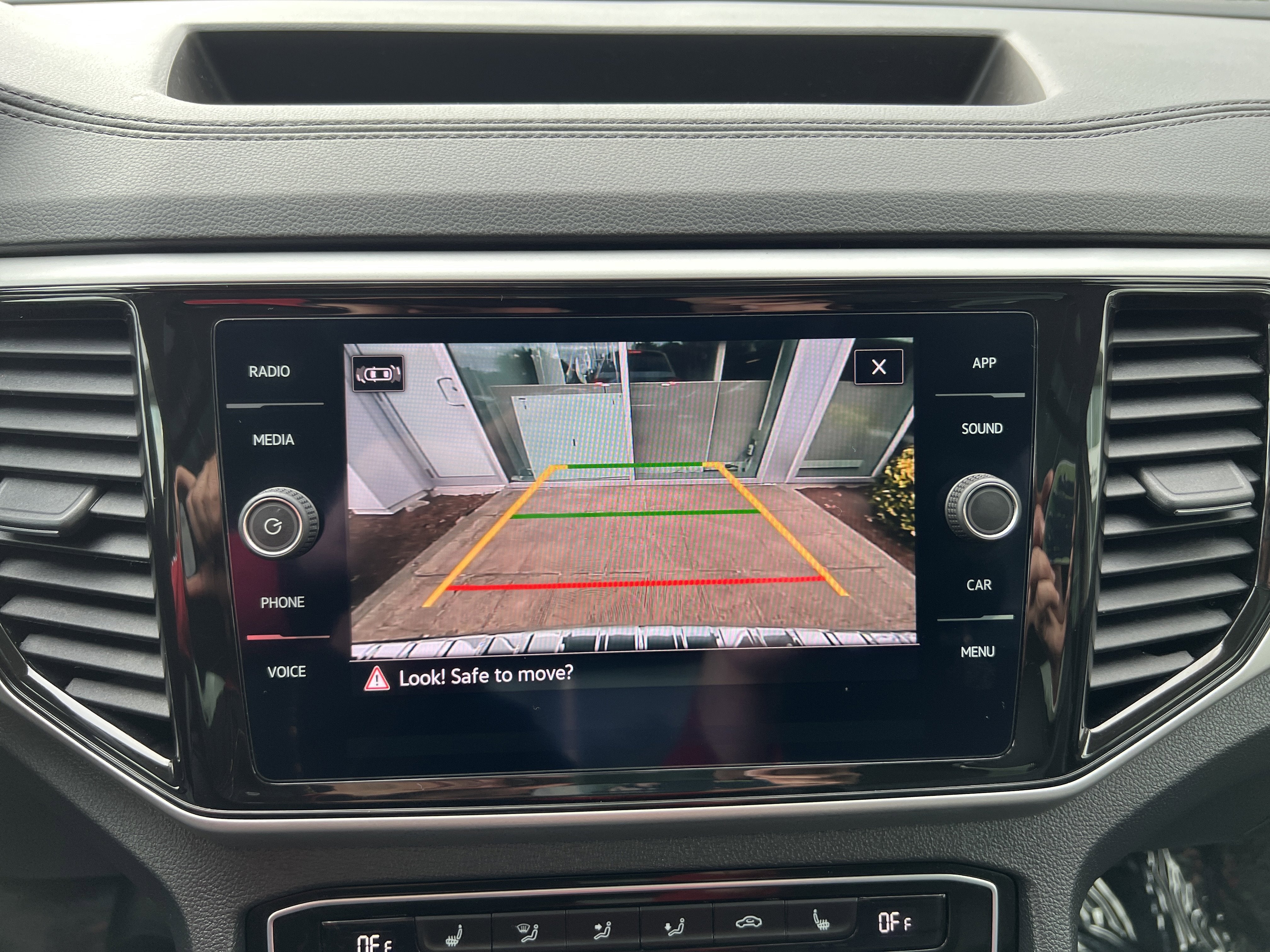 2022 Volkswagen Atlas 2.0T SE w/Technology w/Captains Chairs and Panoramic Sunroof