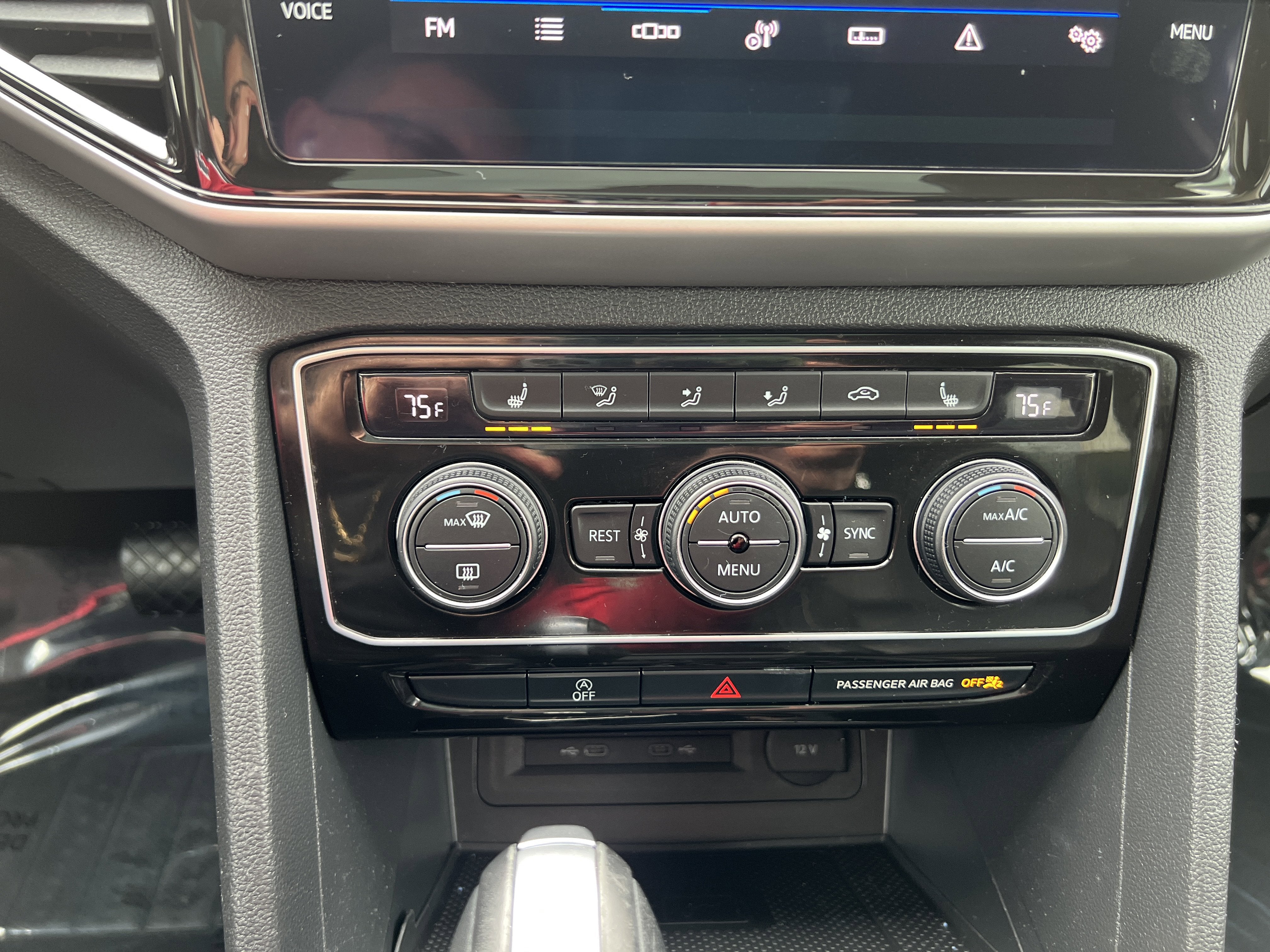 2022 Volkswagen Atlas 2.0T SE w/Technology w/Captains Chairs and Panoramic Sunroof