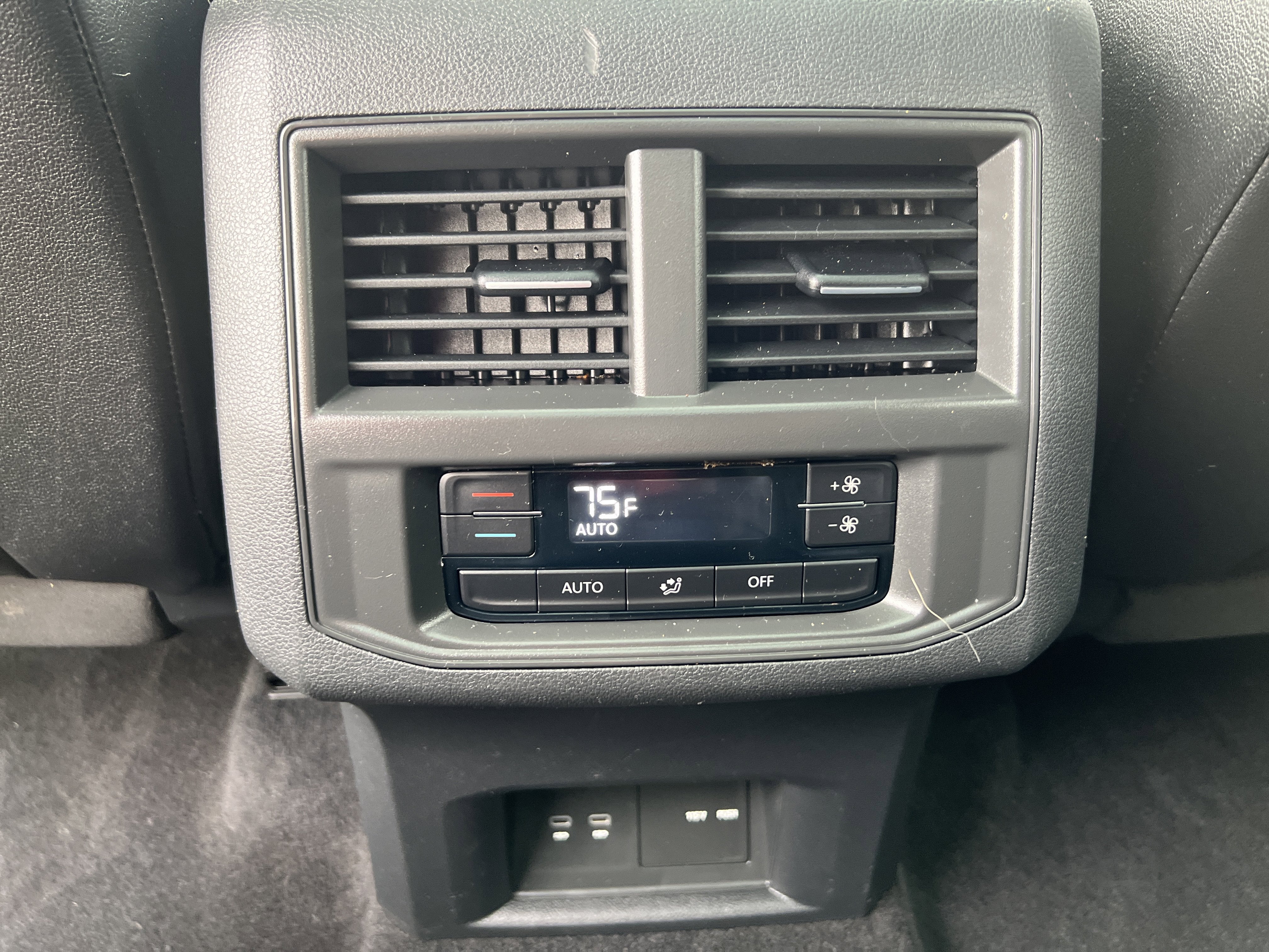 2022 Volkswagen Atlas 2.0T SE w/Technology w/Captains Chairs and Panoramic Sunroof