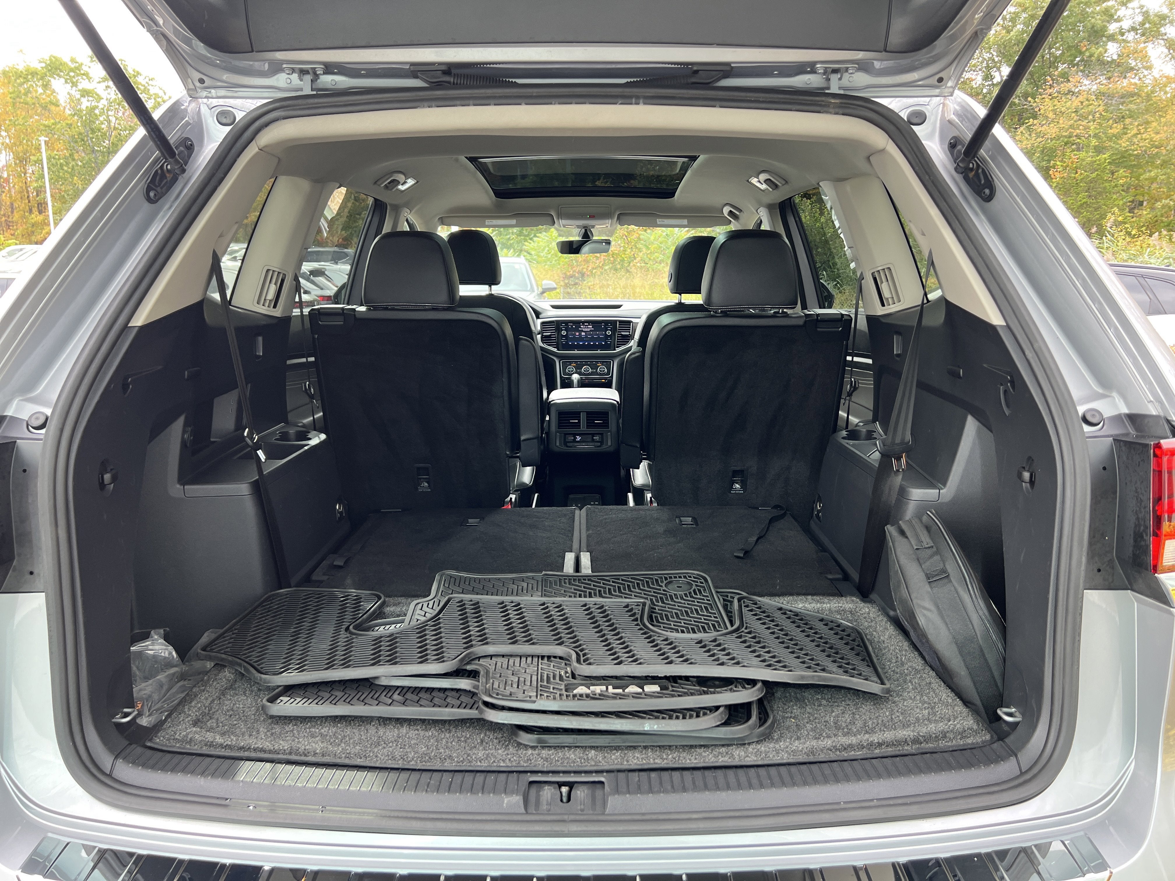 2022 Volkswagen Atlas 2.0T SE w/Technology w/Captains Chairs and Panoramic Sunroof