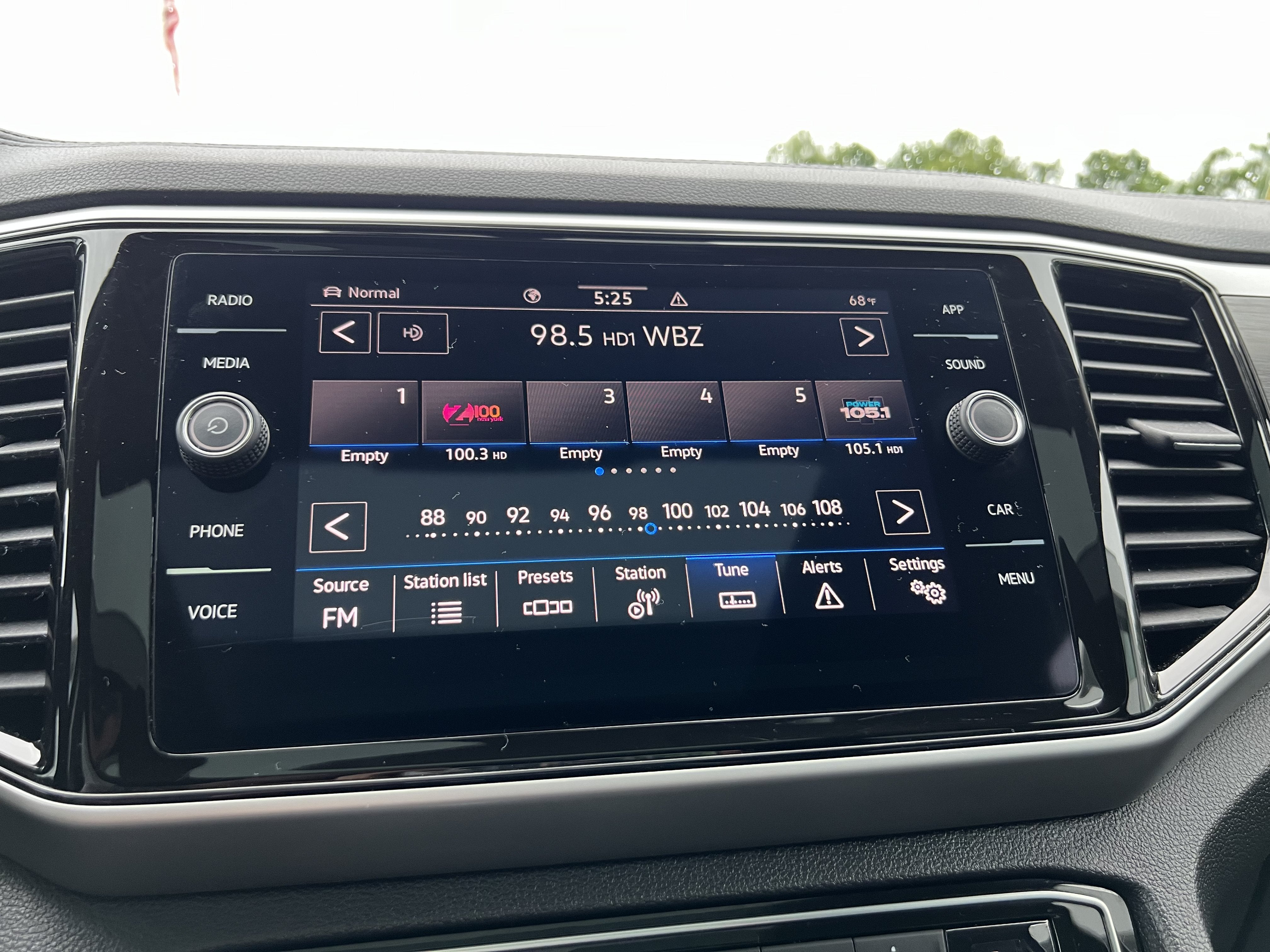 2023 Volkswagen Atlas 3.6L V6 SE w/Technology W/Panoramic Sunroof & Black Wheel Package