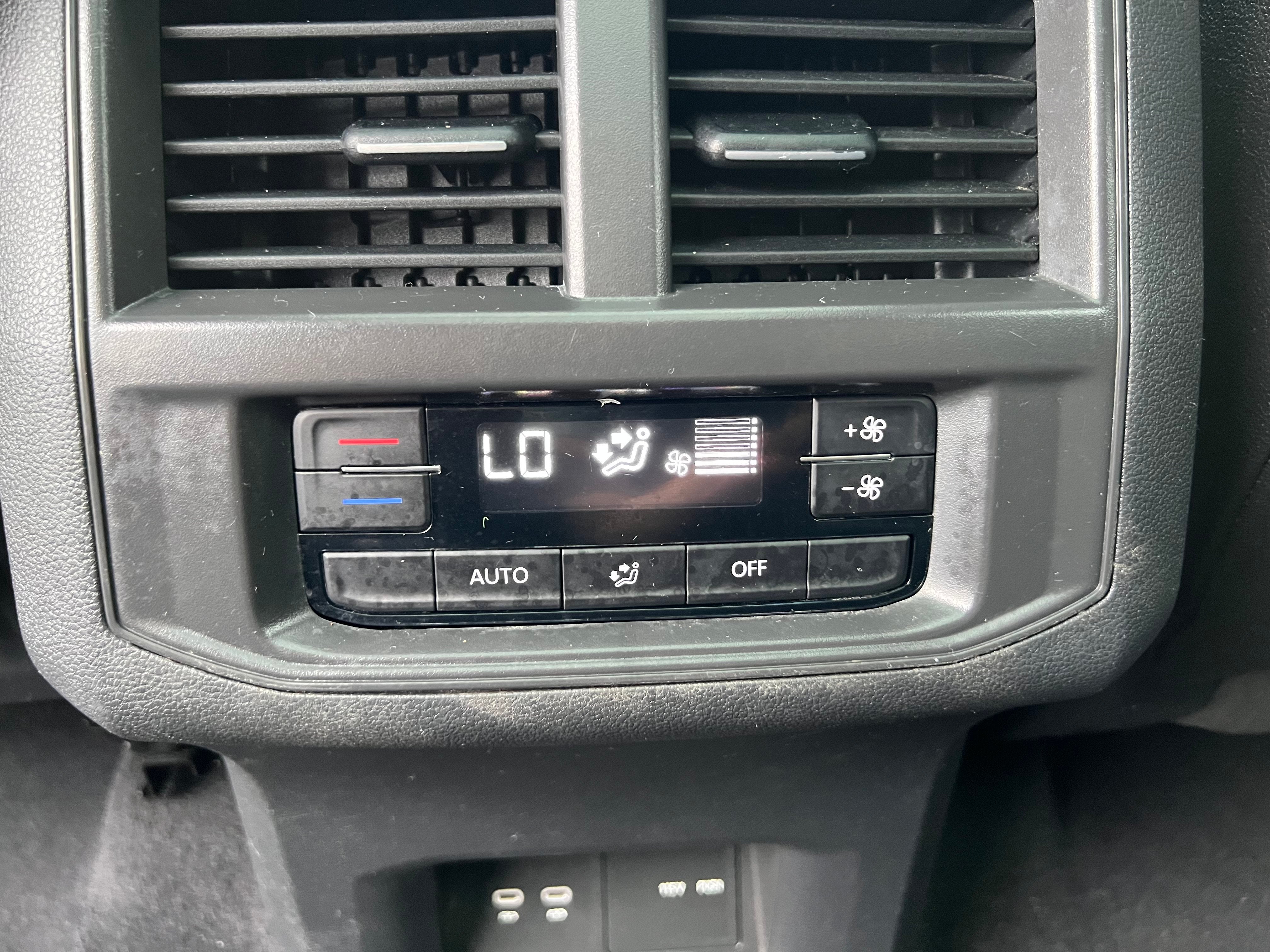 2023 Volkswagen Atlas 3.6L V6 SE w/Technology W/Panoramic Sunroof & Black Wheel Package