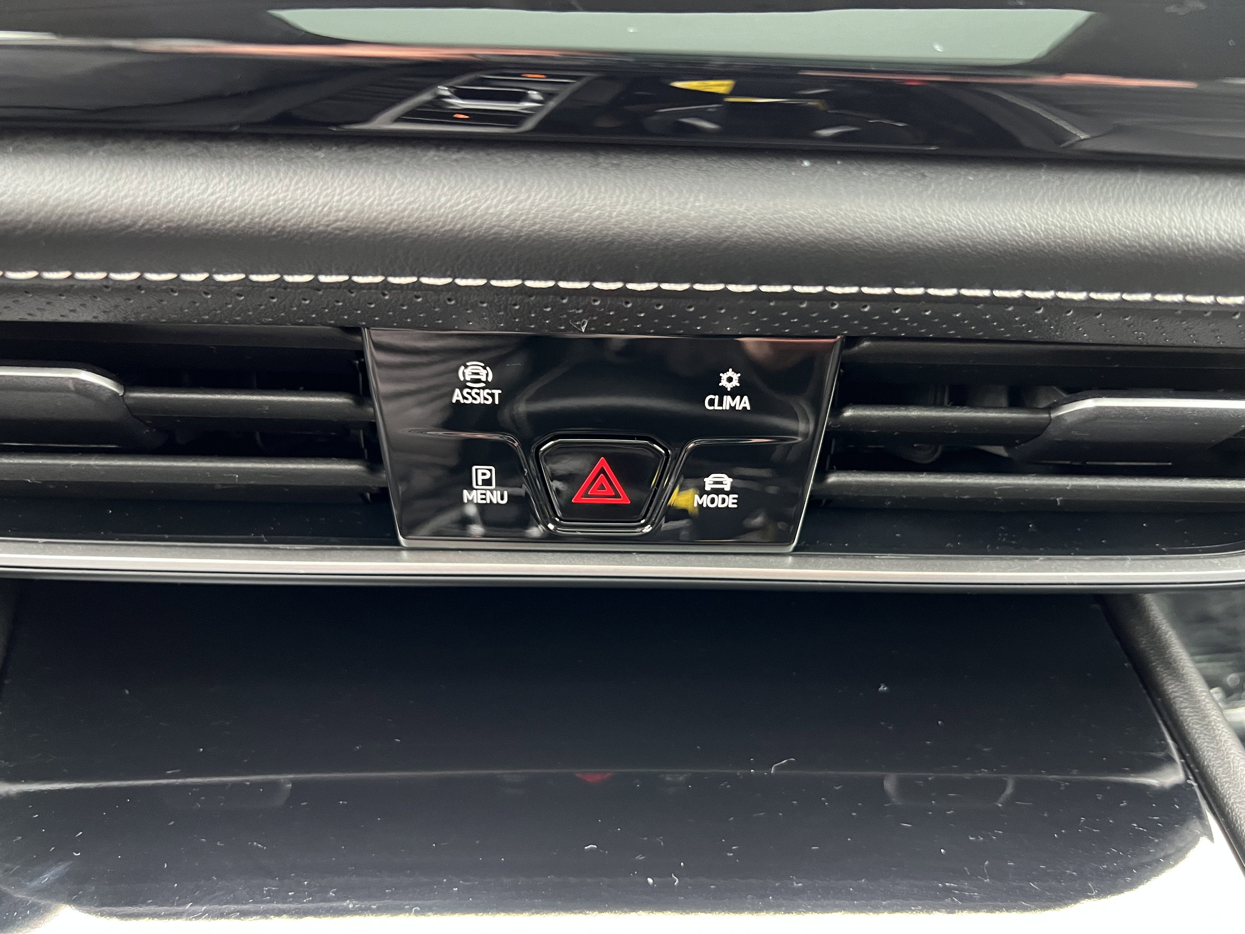 2024 Volkswagen Atlas 2.0T SE w/Technology w/panoramic sunroof and BWP