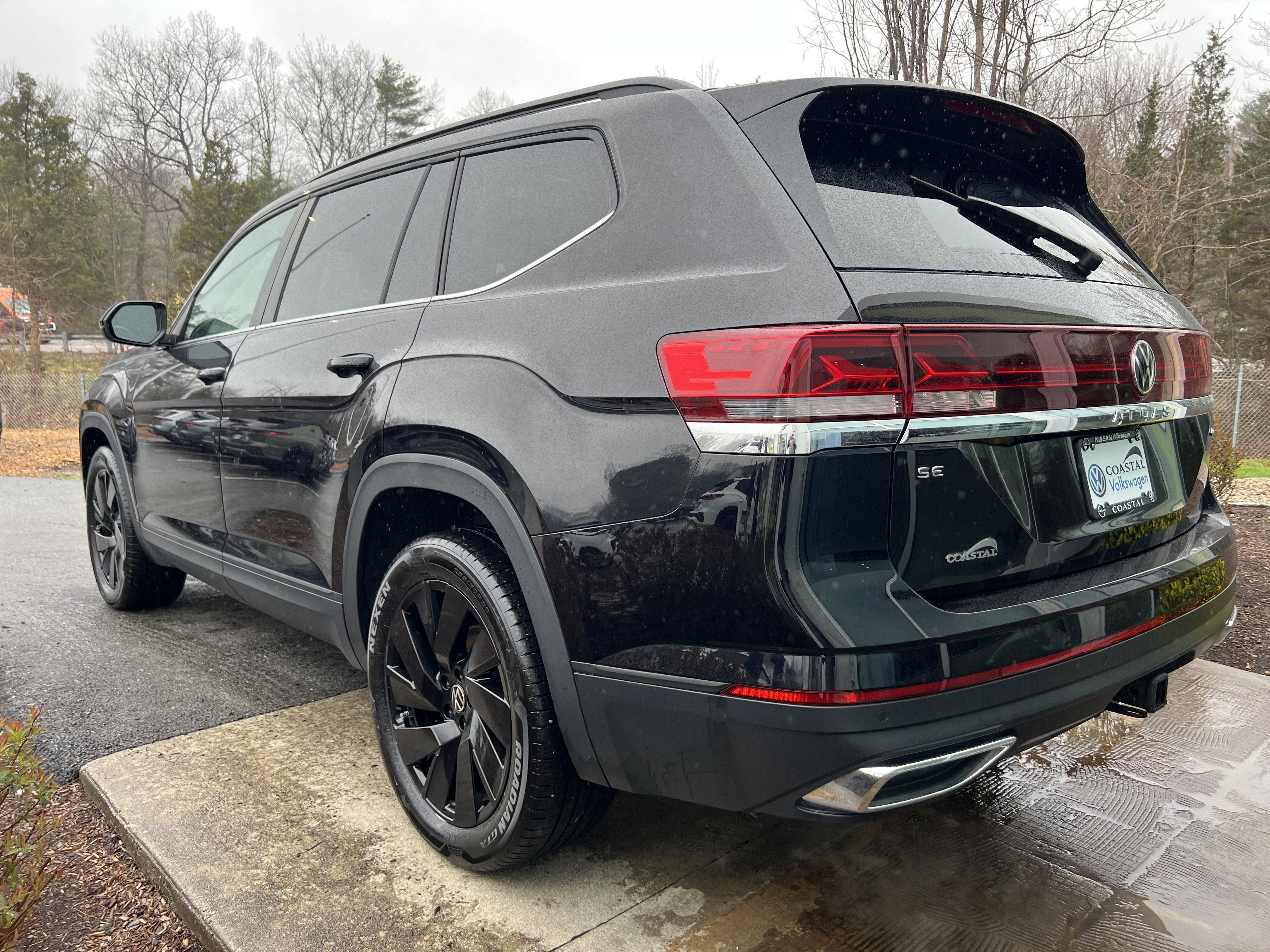 2024 Volkswagen Atlas 2.0T SE w/Technology w/panoramic sunroof and BWP