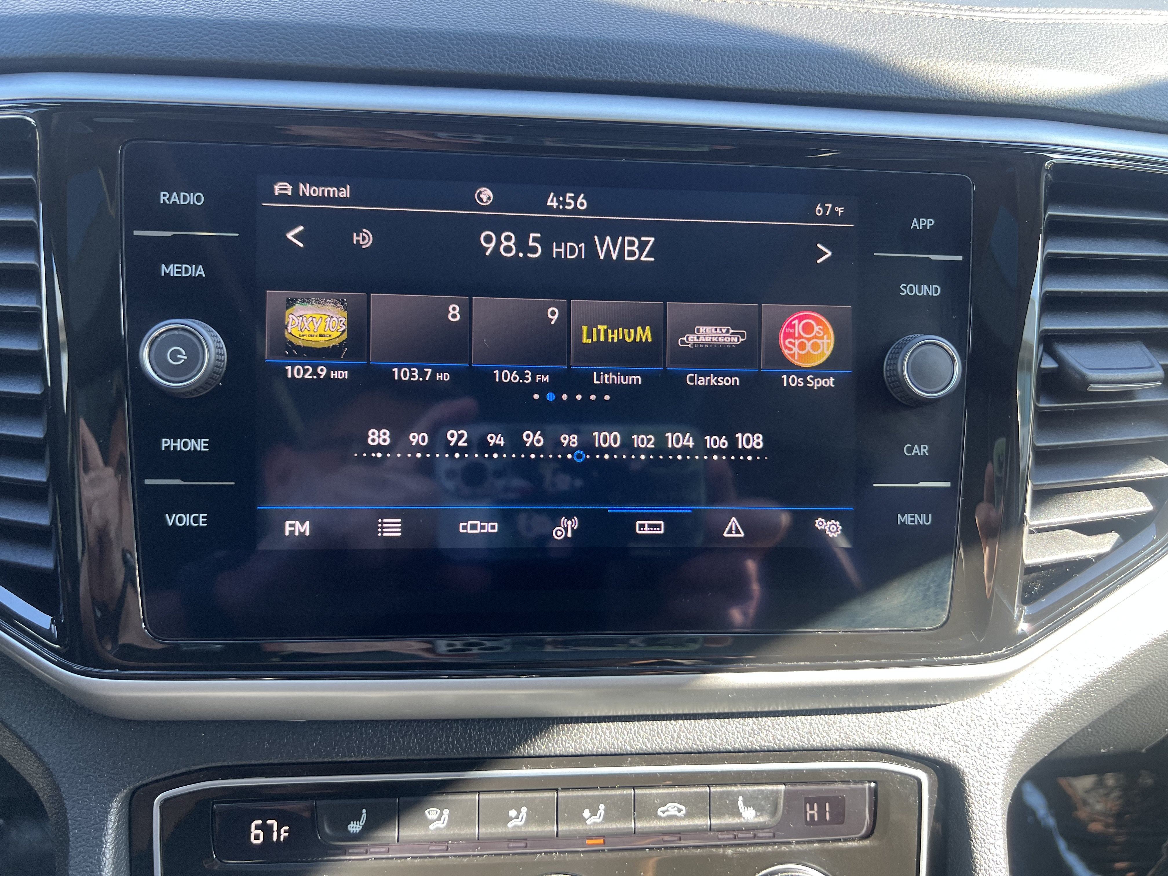 2022 Volkswagen Atlas 3.6L V6 SE w/Technology W/Panoramic Sunroof & Captains Chairs