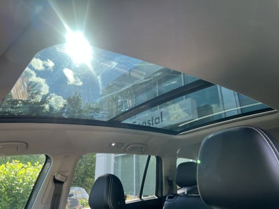 2022 Volkswagen Atlas 3.6L V6 SE w/Technology W/Panoramic Sunroof & Captains Chairs
