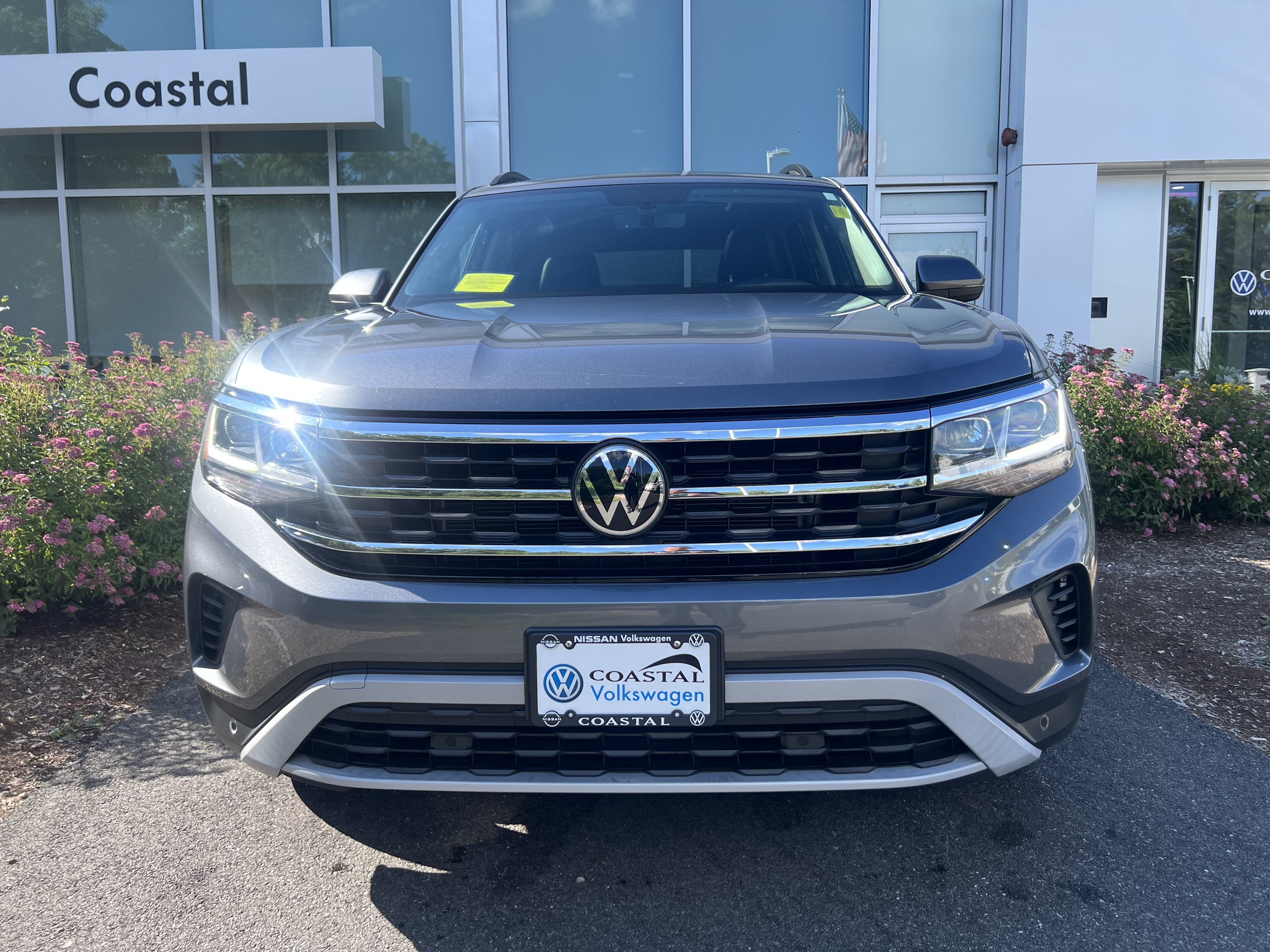 2022 Volkswagen Atlas 3.6L V6 SE w/Technology W/Panoramic Sunroof & Captains Chairs