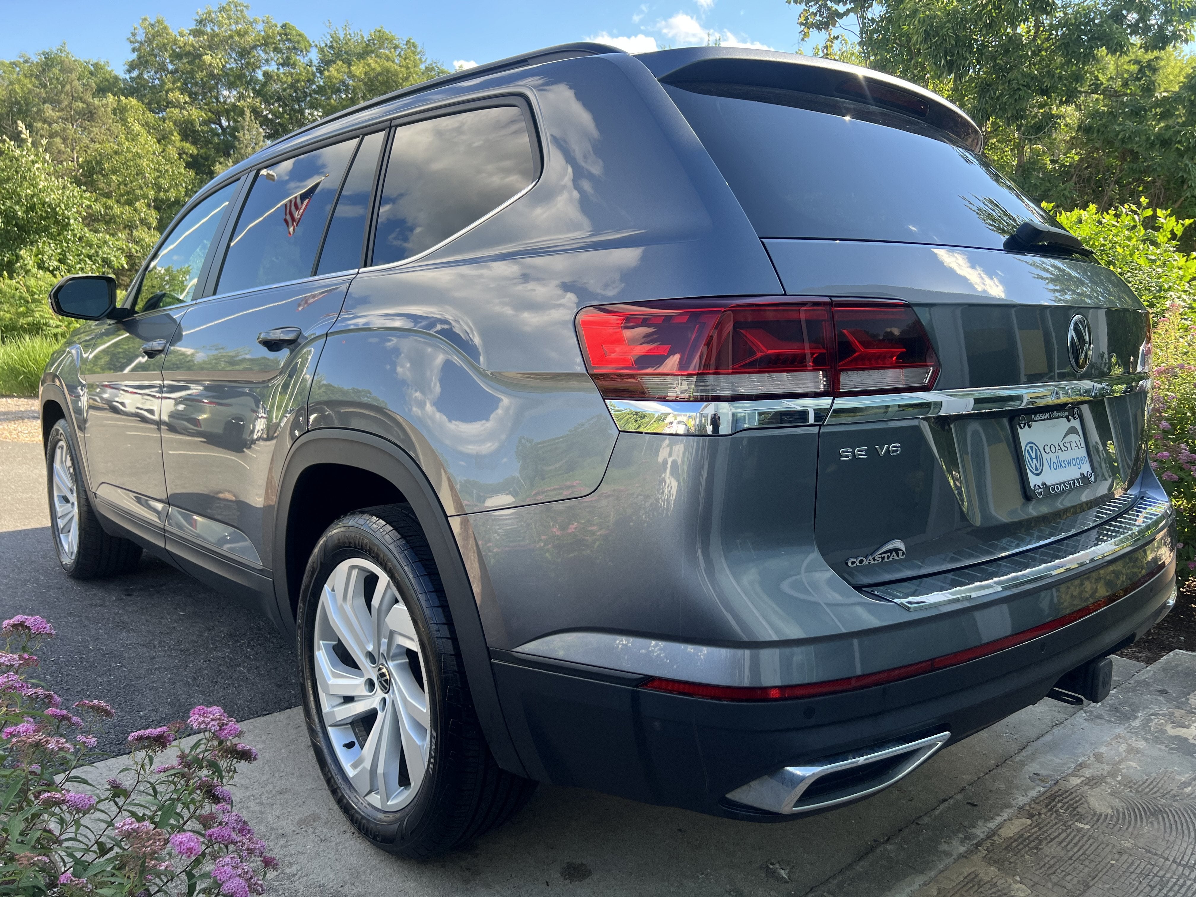 2022 Volkswagen Atlas 3.6L V6 SE w/Technology W/Panoramic Sunroof & Captains Chairs