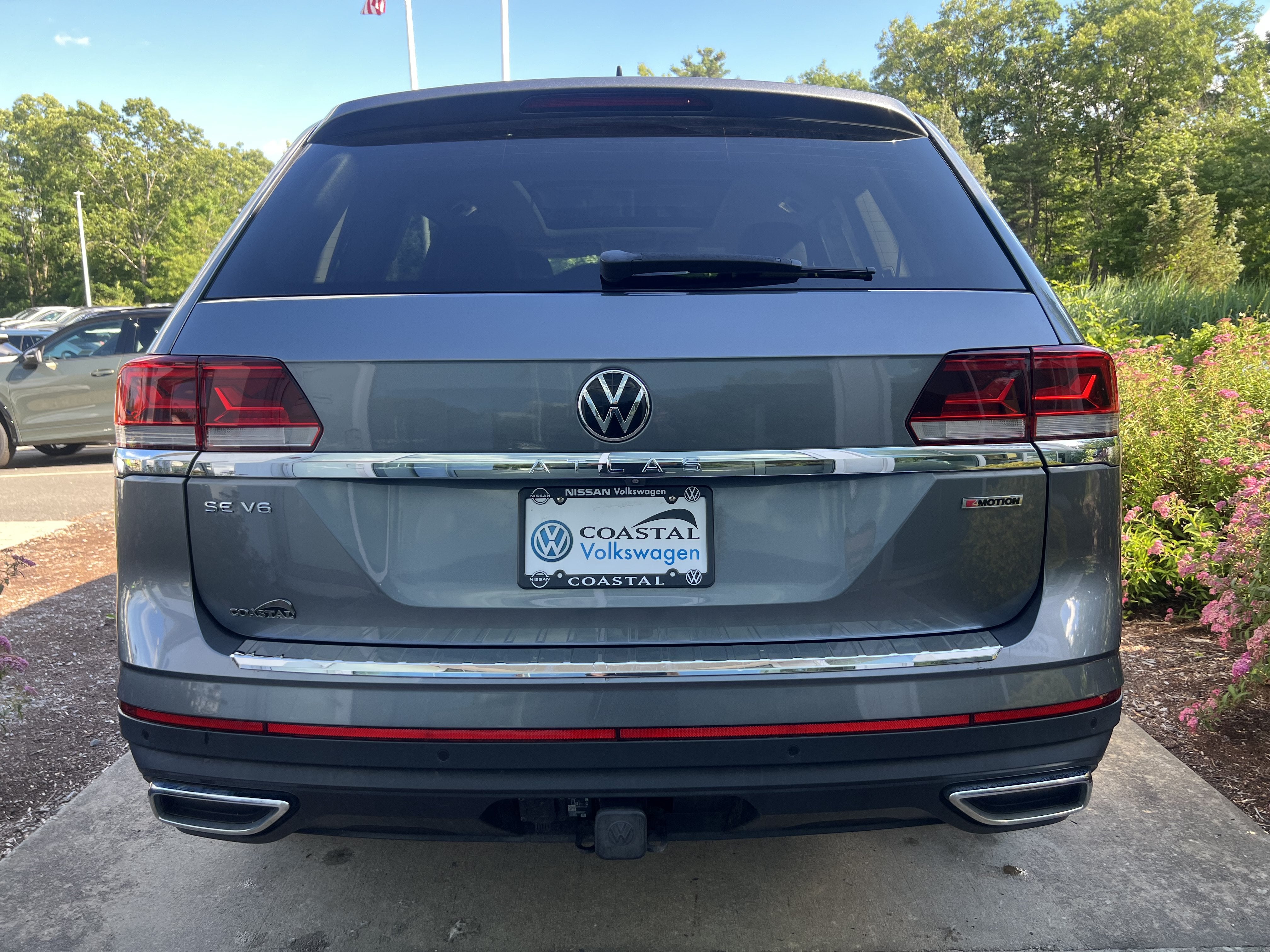 2022 Volkswagen Atlas 3.6L V6 SE w/Technology W/Panoramic Sunroof & Captains Chairs