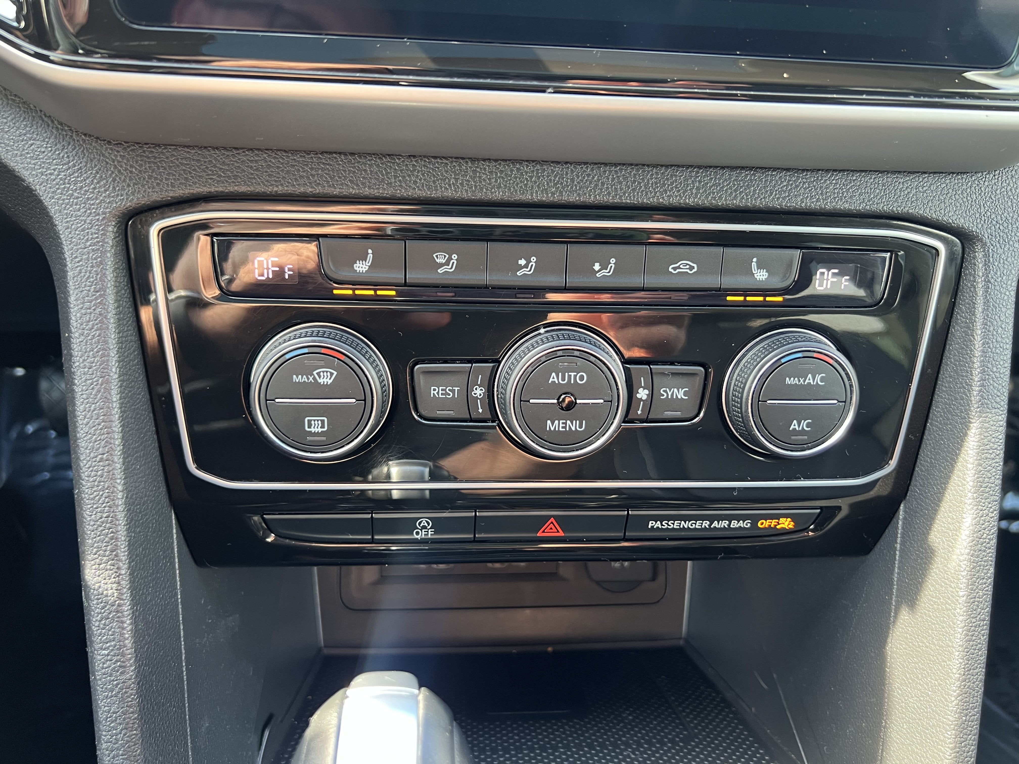 2023 Volkswagen Atlas 3.6L V6 SE w/Technology W/Panoramic Sunroof & Captains Chairs
