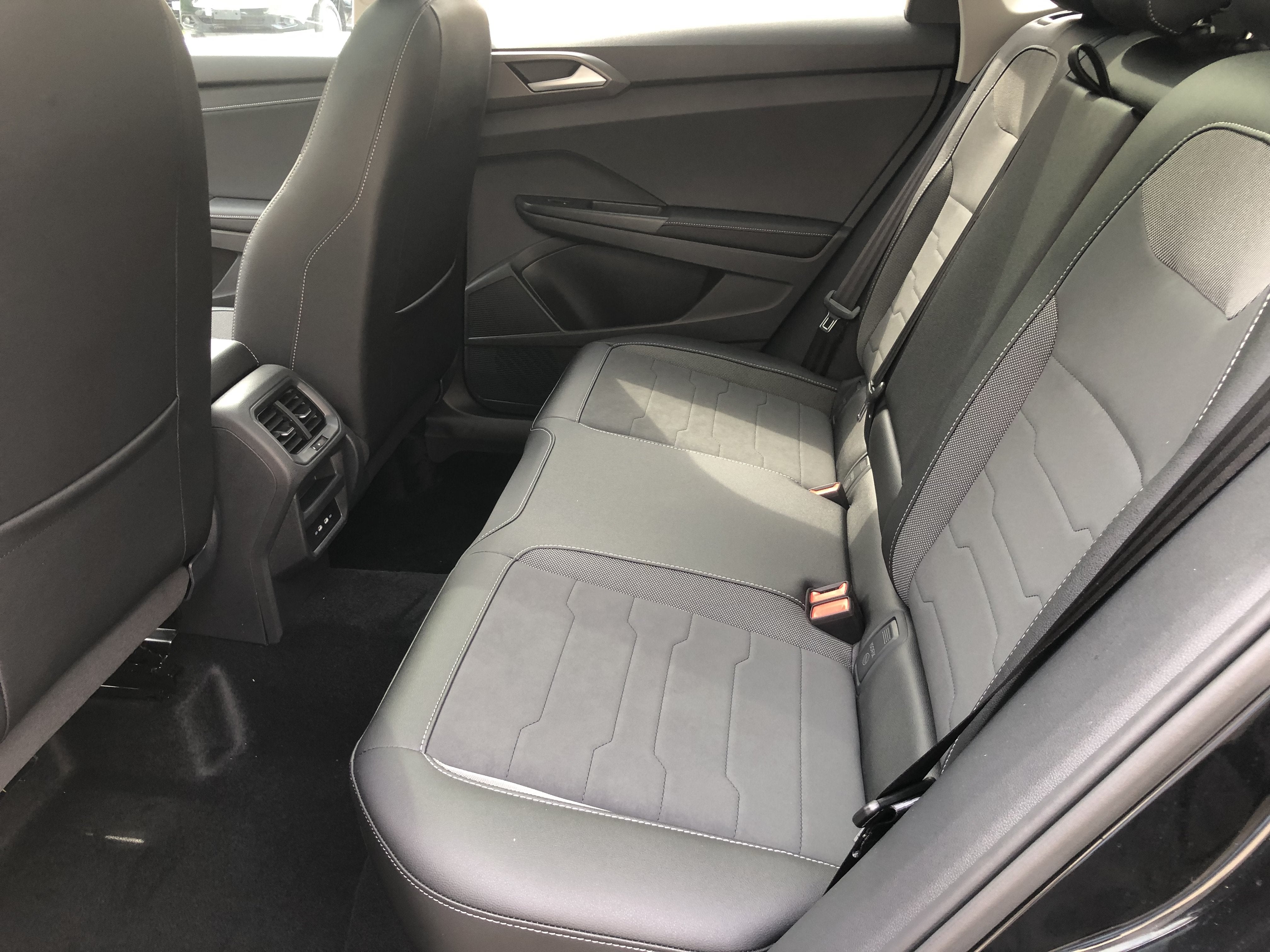 2026 Volkswagen Taos SE Black