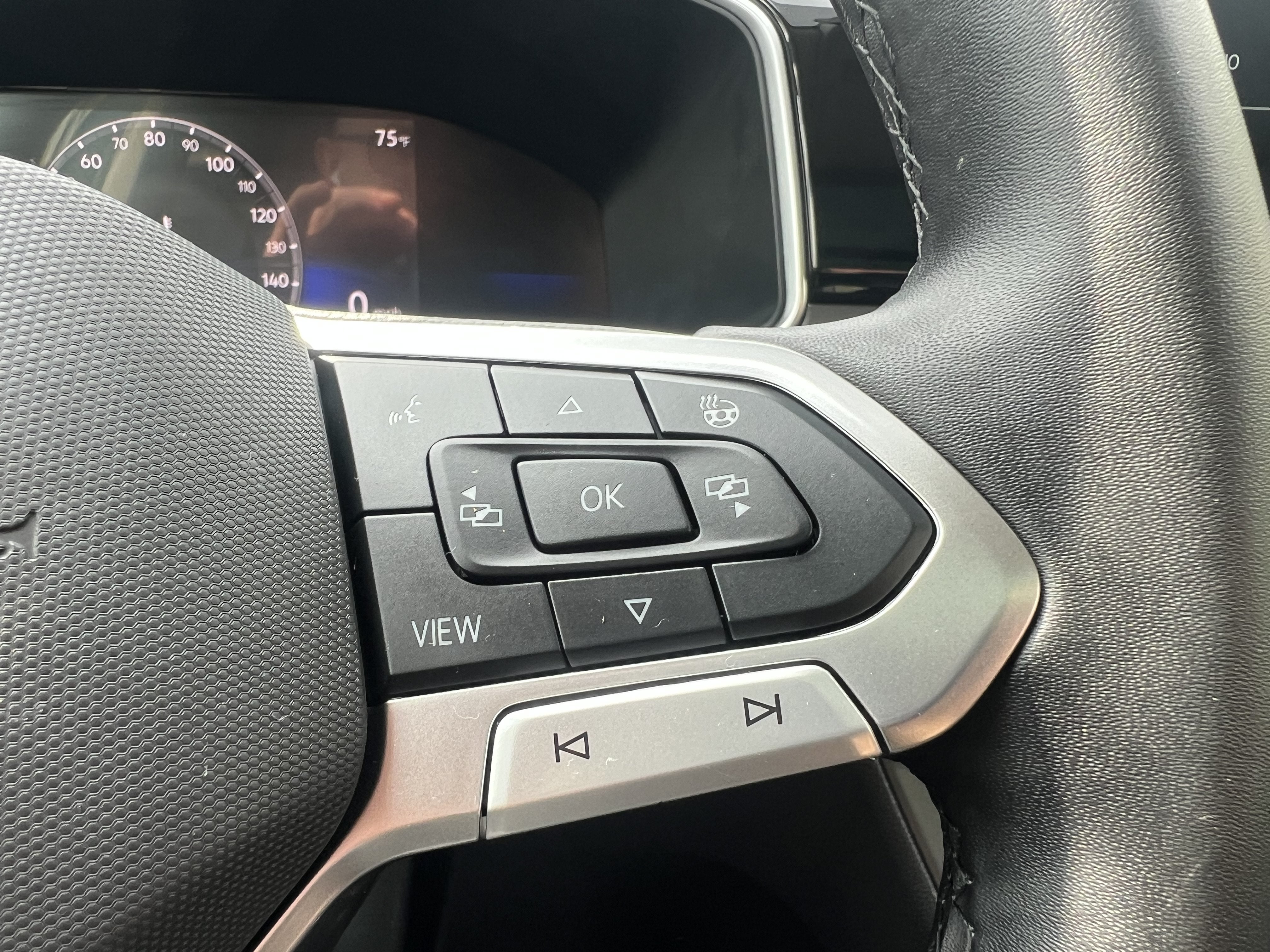 2025 Volkswagen Taos SE Black