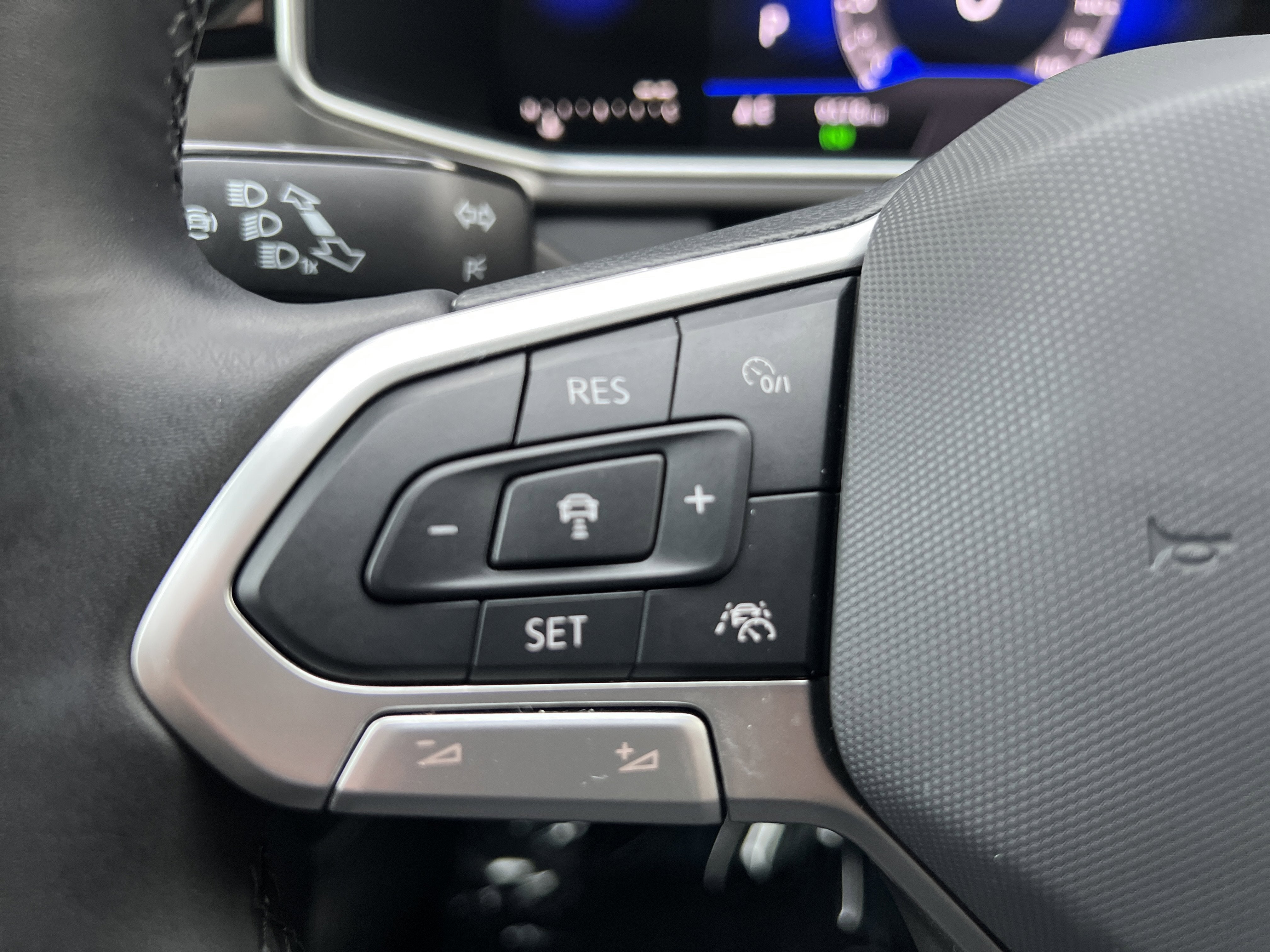 2025 Volkswagen Taos SE Black