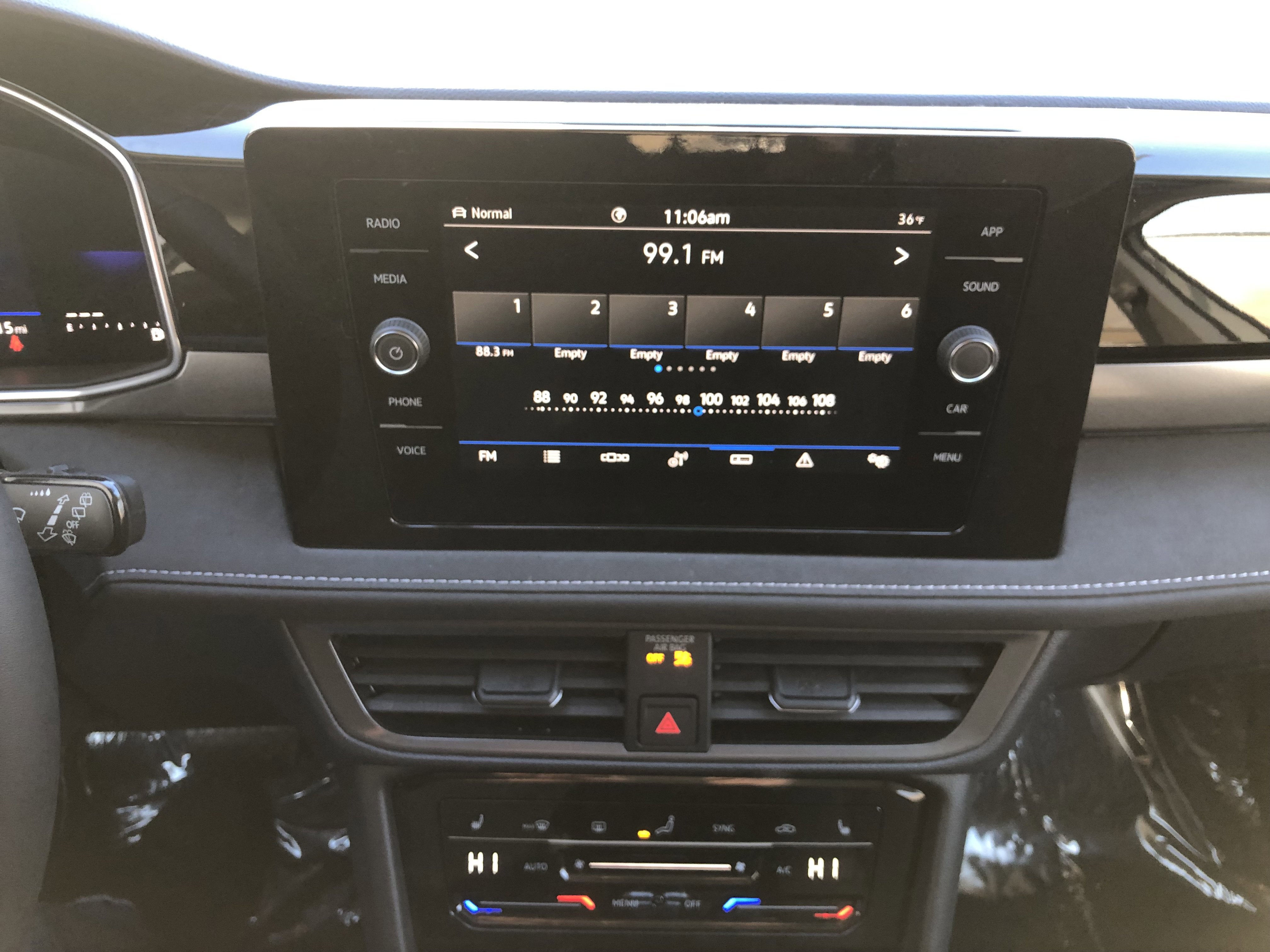 2026 Volkswagen Taos SE Black