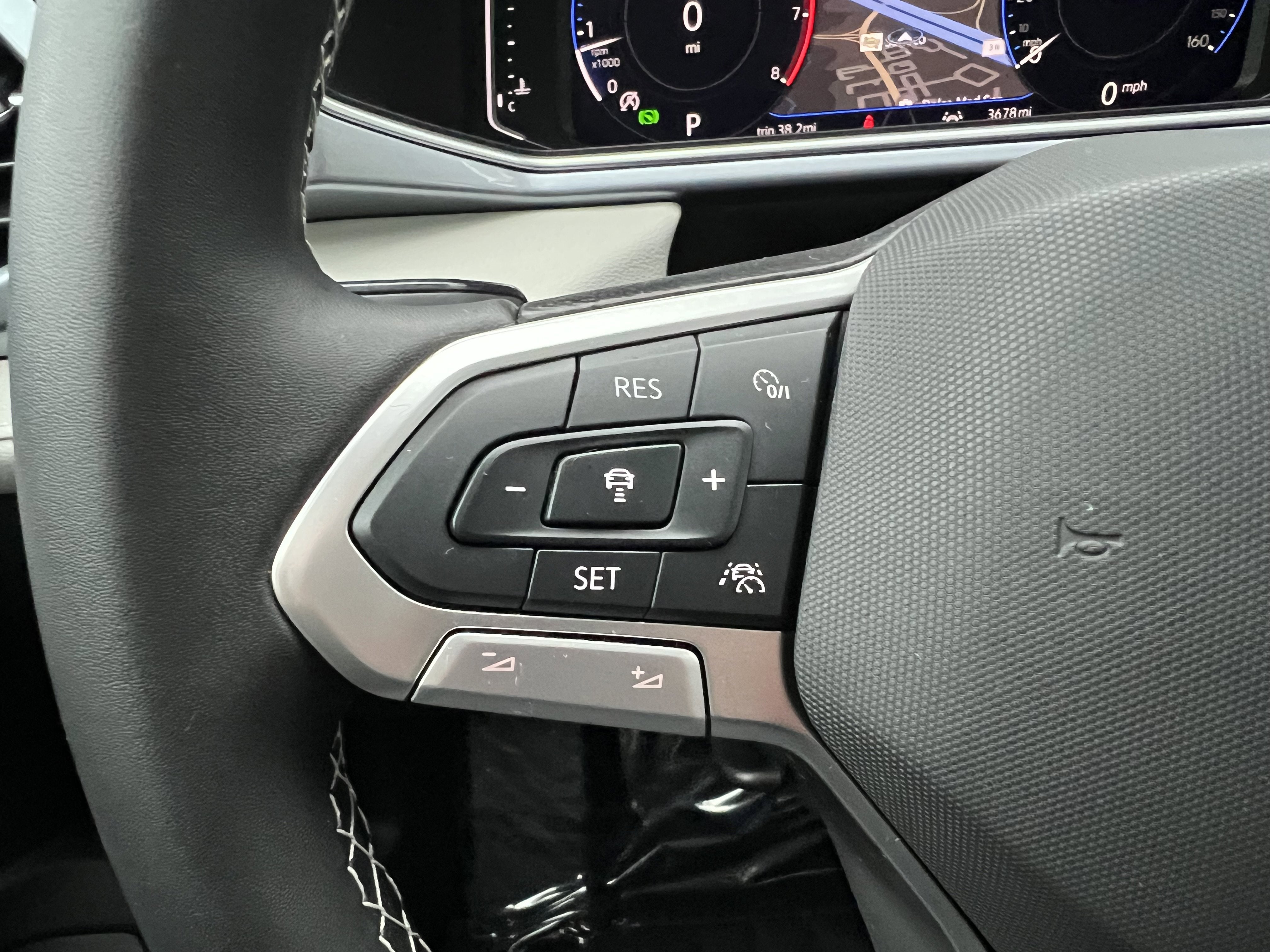 2025 Volkswagen Taos SEL w/black wheel package