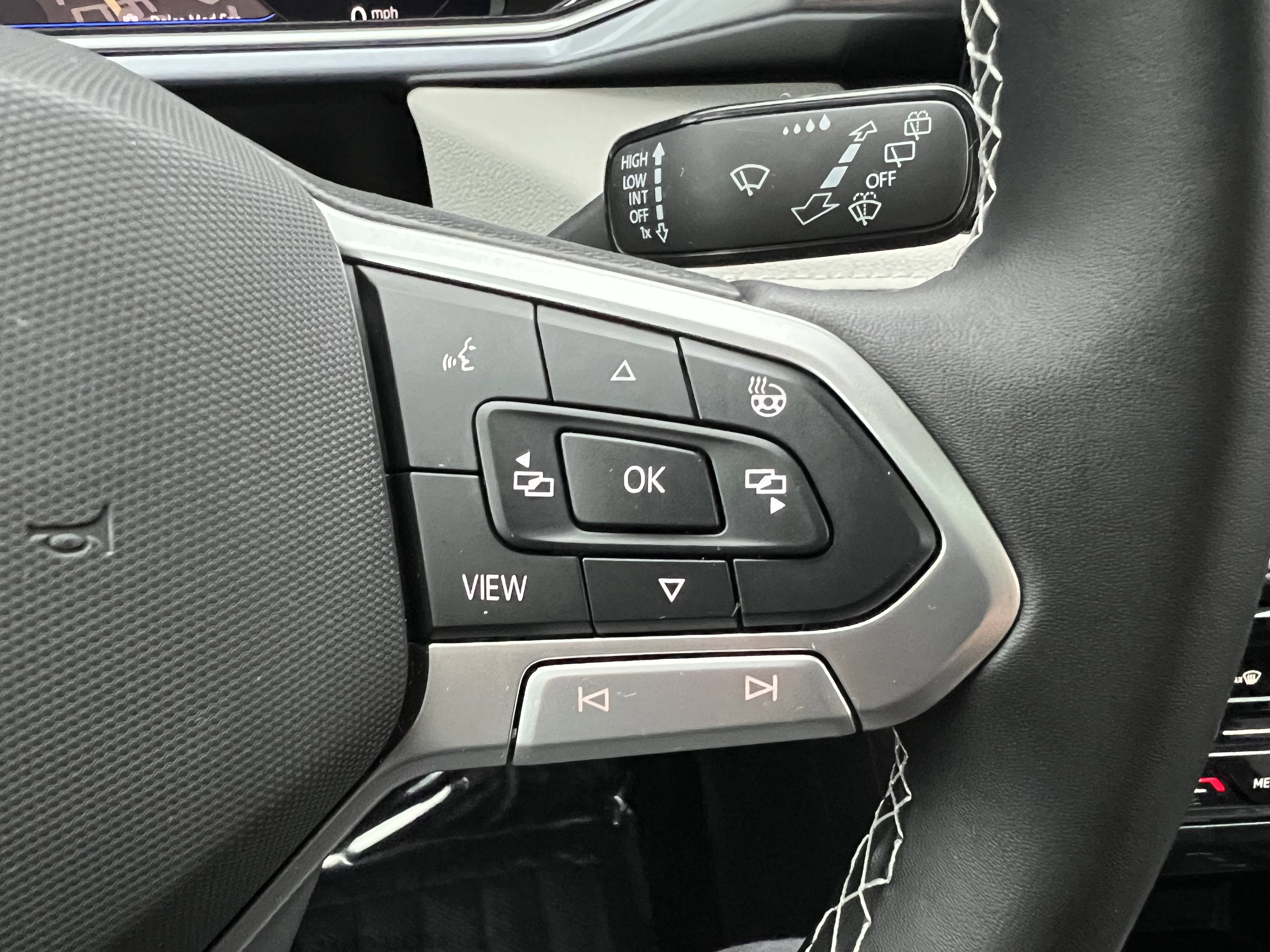 2025 Volkswagen Taos SEL w/black wheel package