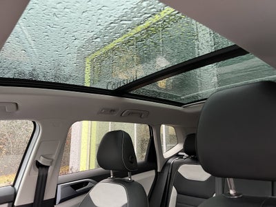 2025 Volkswagen Taos SEL w/black wheel package