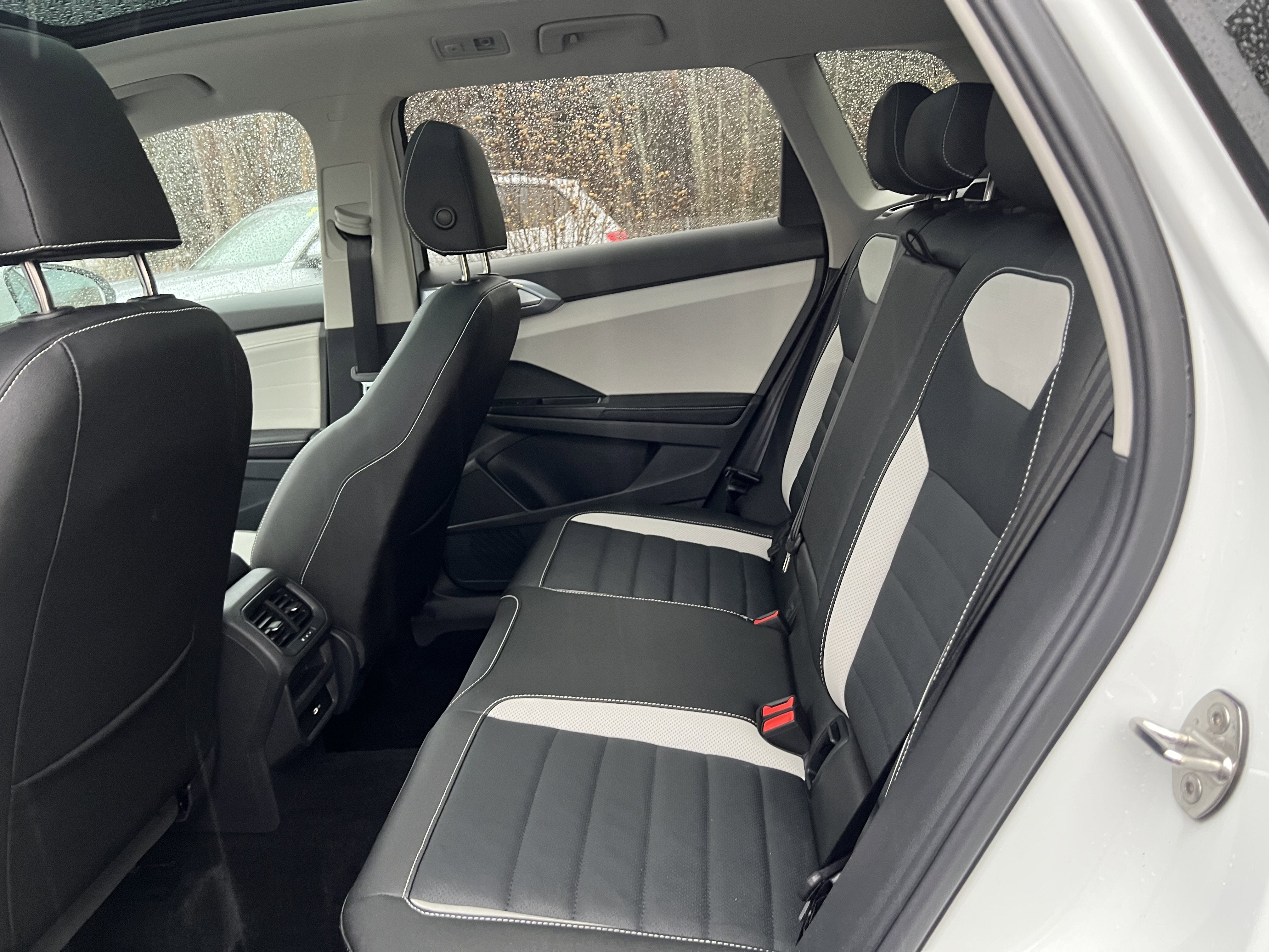 2025 Volkswagen Taos SEL w/black wheel package