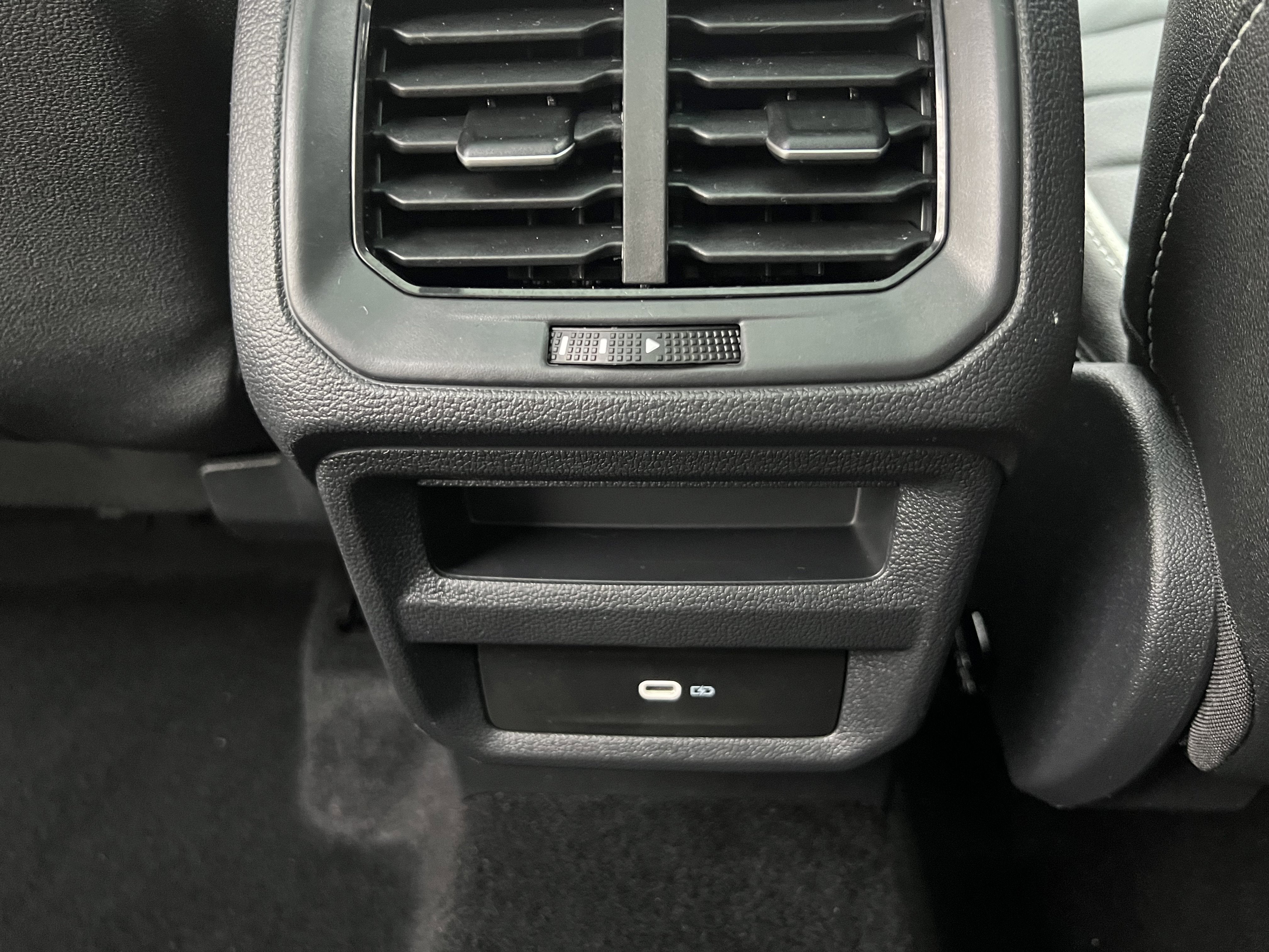 2025 Volkswagen Taos SEL w/black wheel package