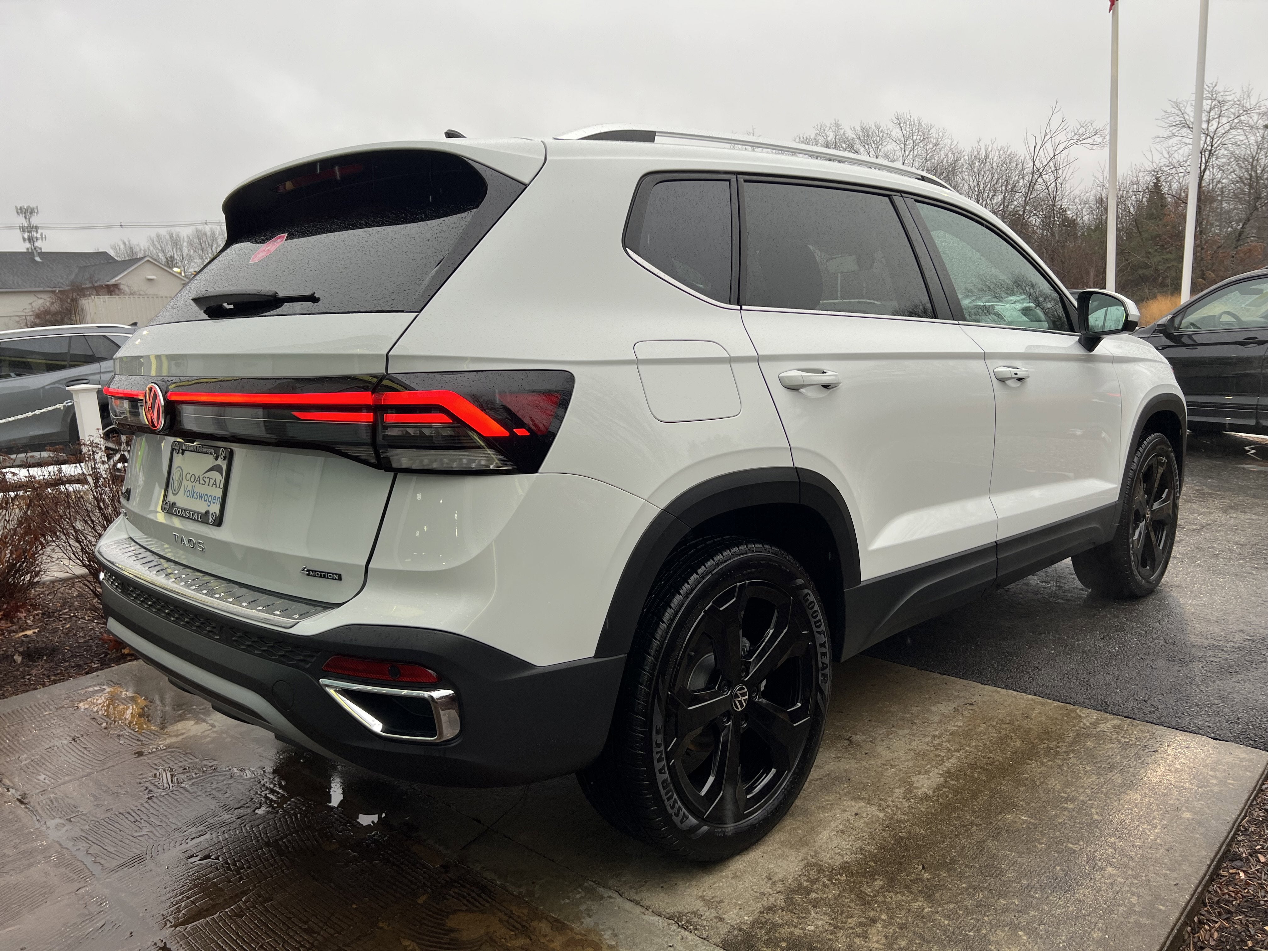 2025 Volkswagen Taos SEL w/black wheel package