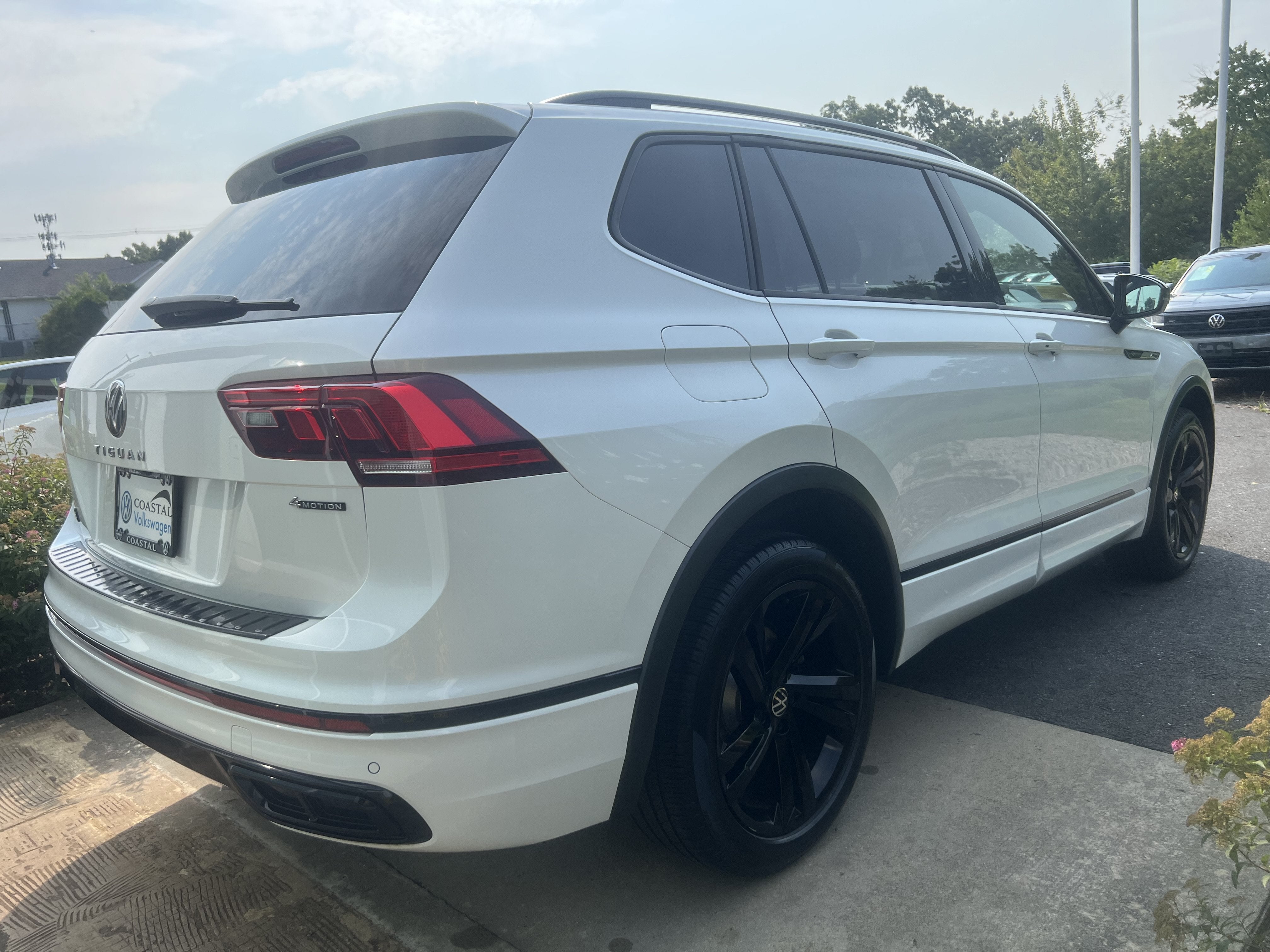 2023 Volkswagen Tiguan SE R-Line Black