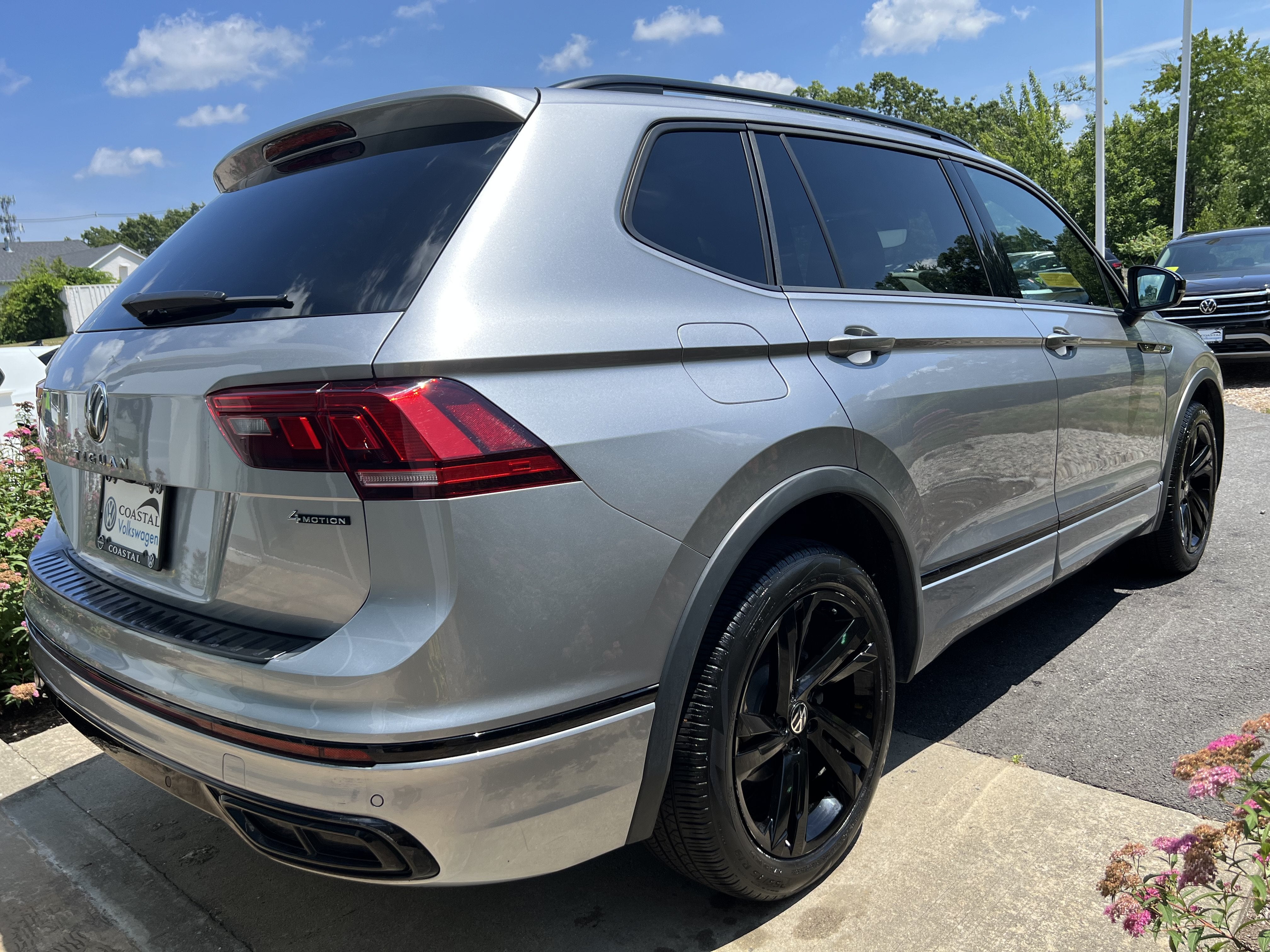 2023 Volkswagen Tiguan SE R-Line Black