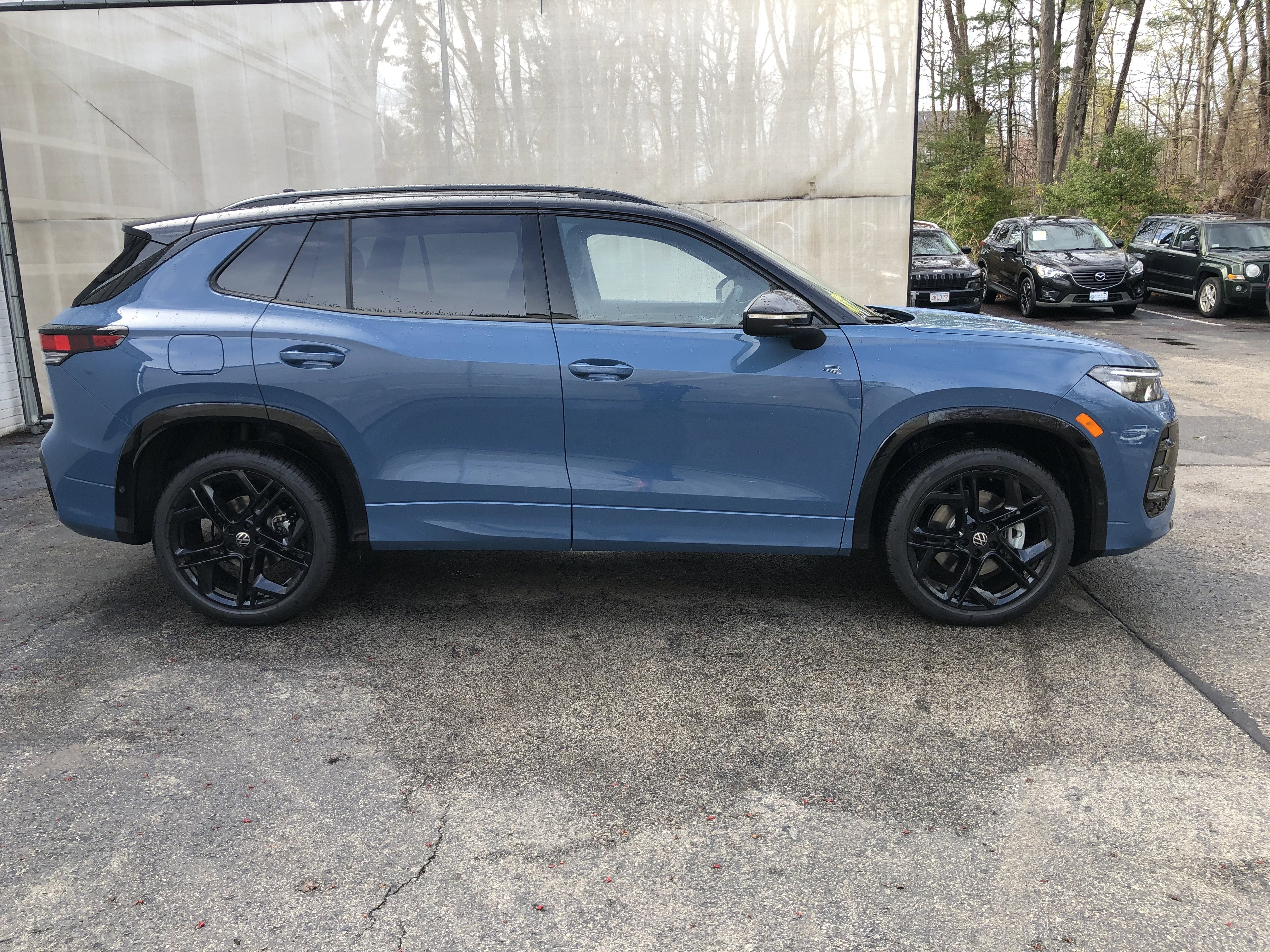 2026 Volkswagen Tiguan SE R-Line Black