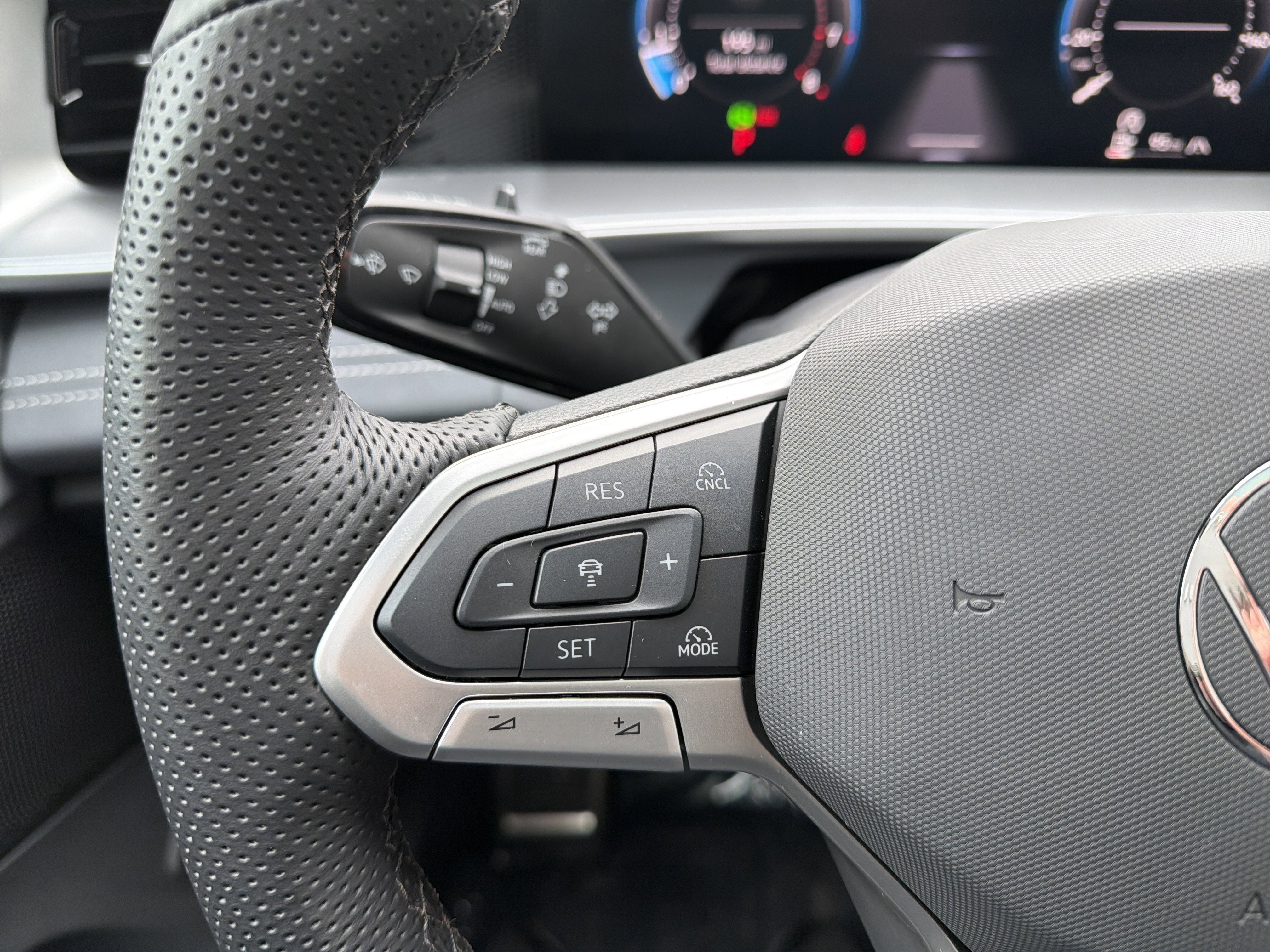 2025 Volkswagen Tiguan SE R-Line Black